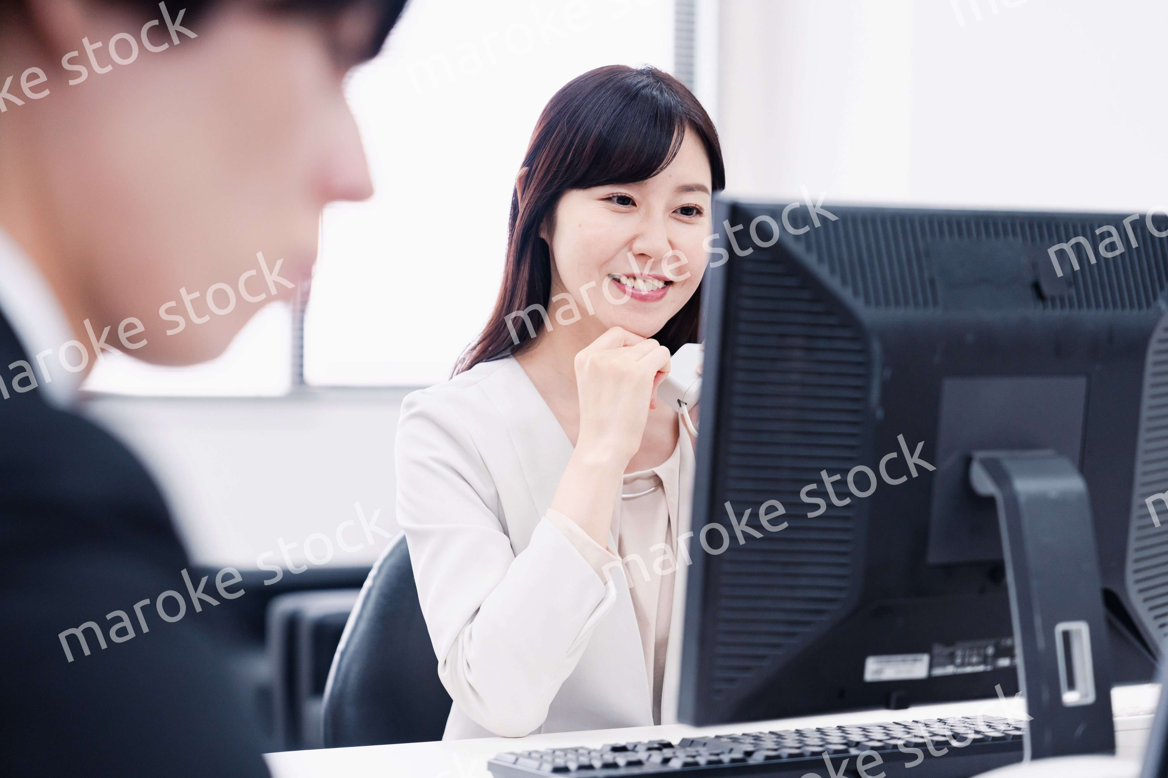 オフィスで電話対応をする女性社員