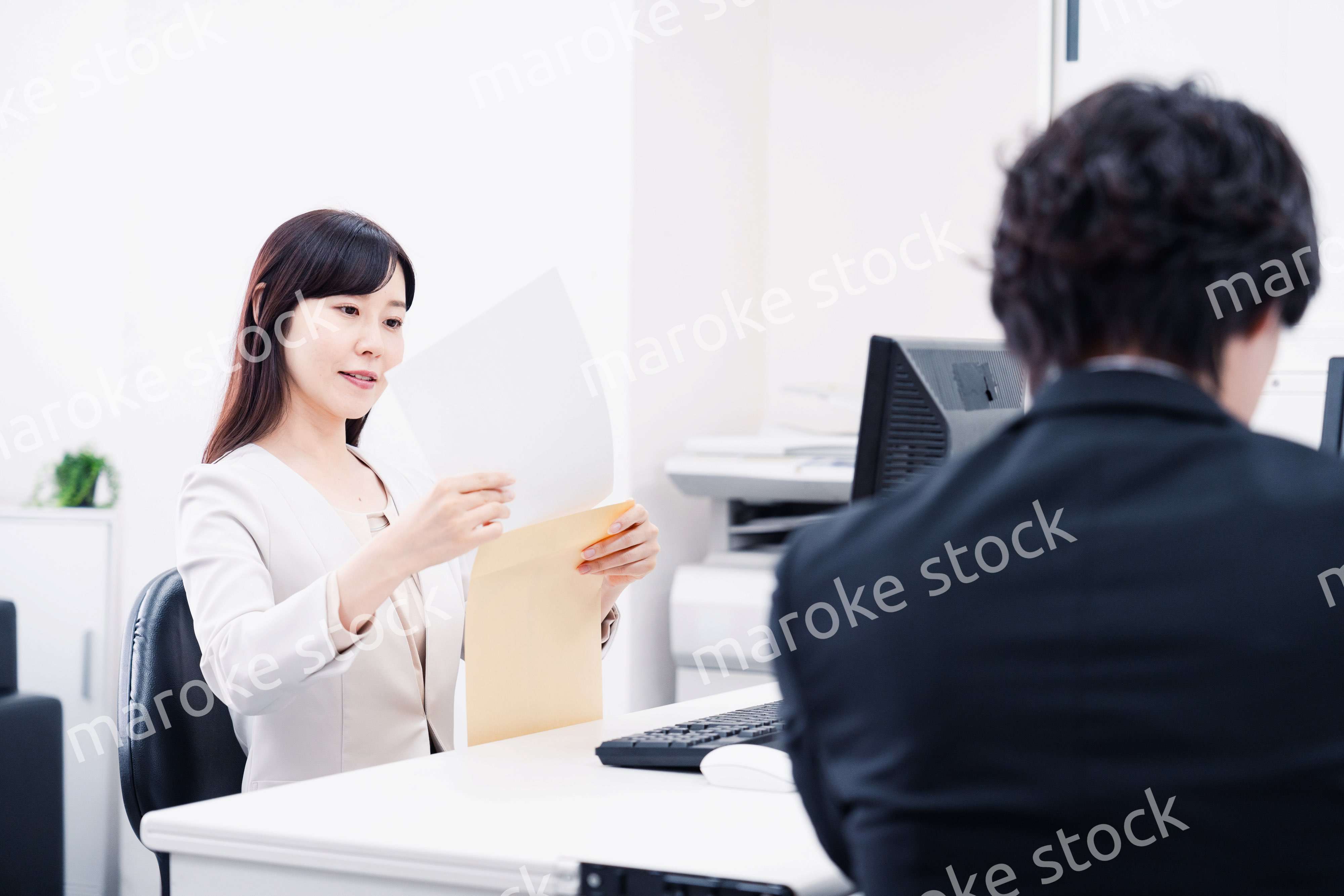 オフィスで事務作業をする女性社員