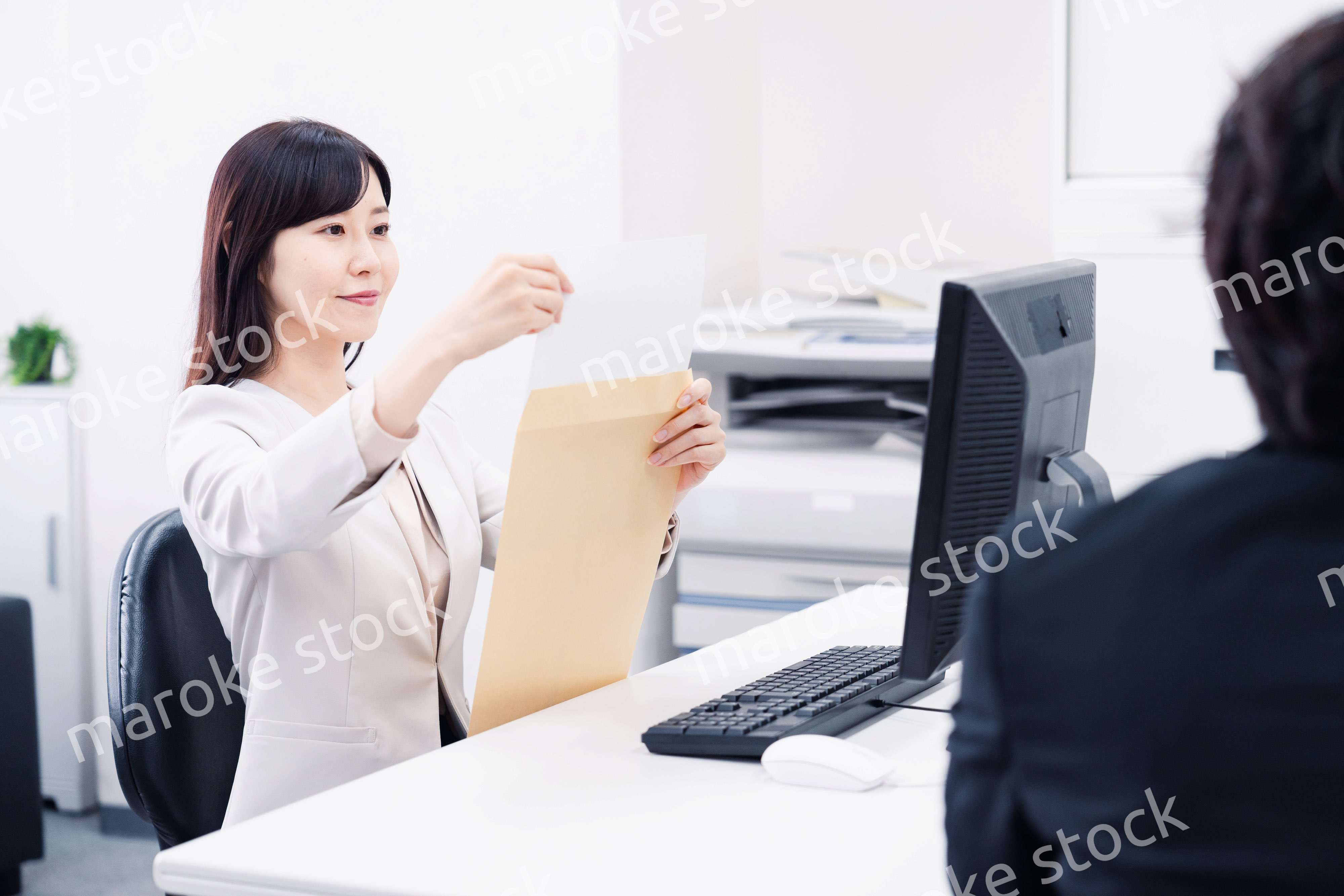 オフィスで事務作業をする女性社員