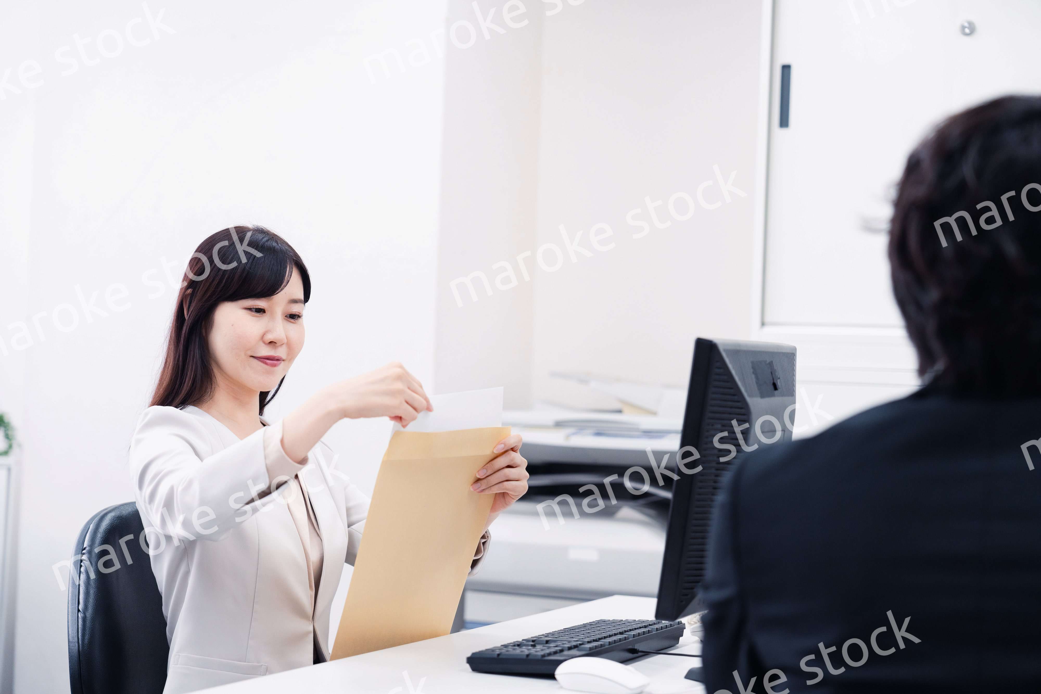 オフィスで事務作業をする女性社員