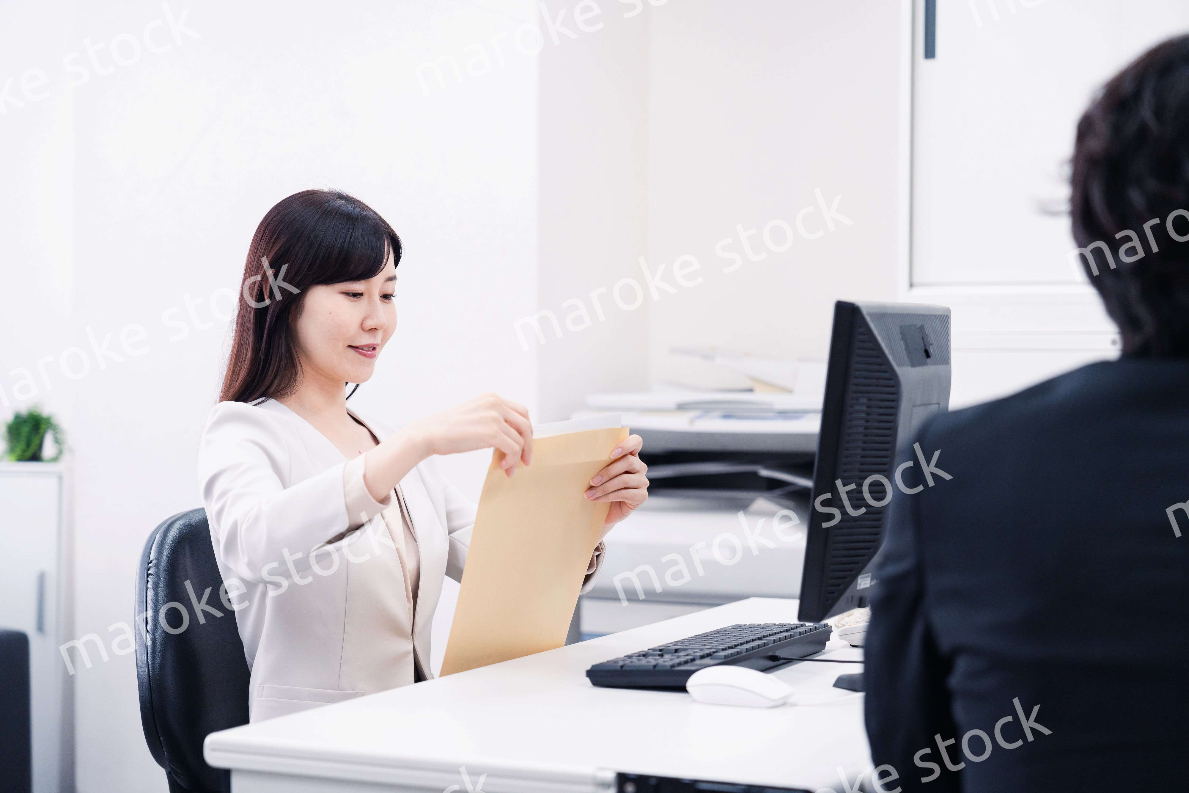 オフィスで事務作業をする女性社員