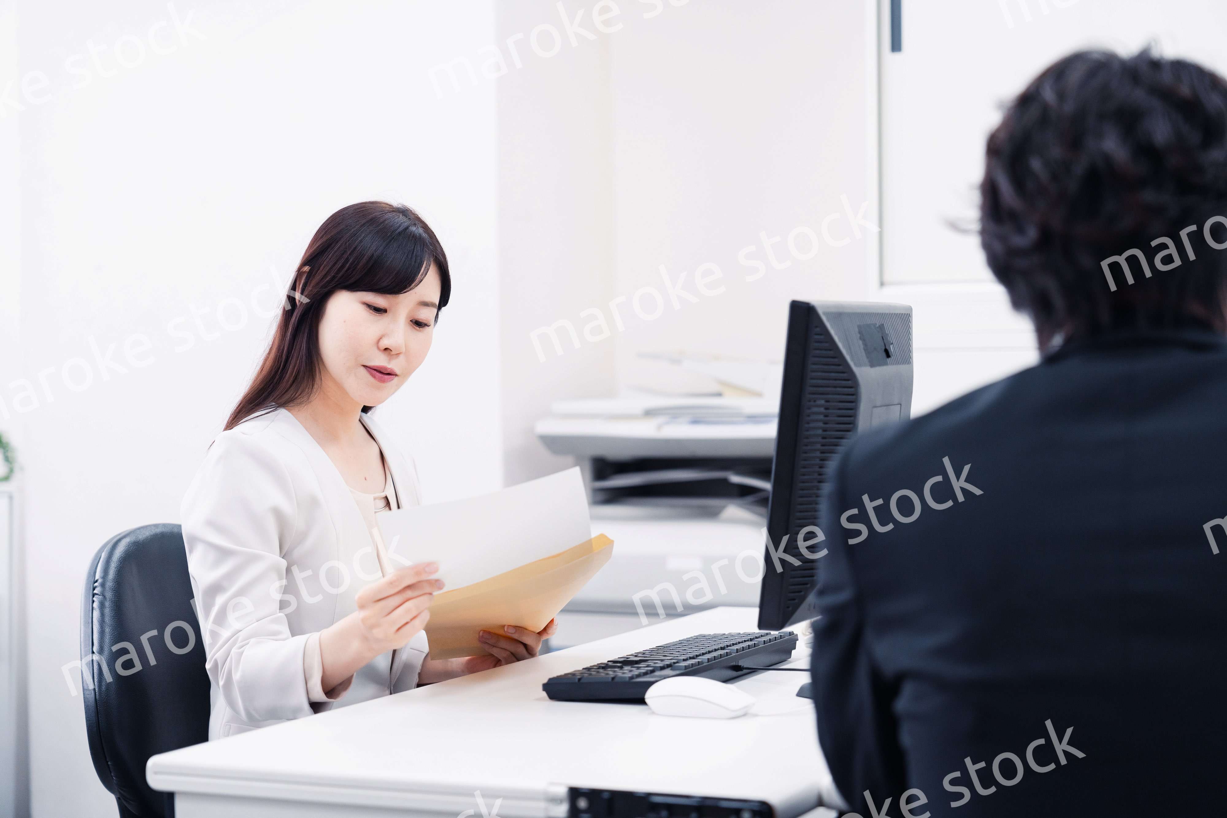 オフィスで事務作業をする女性社員