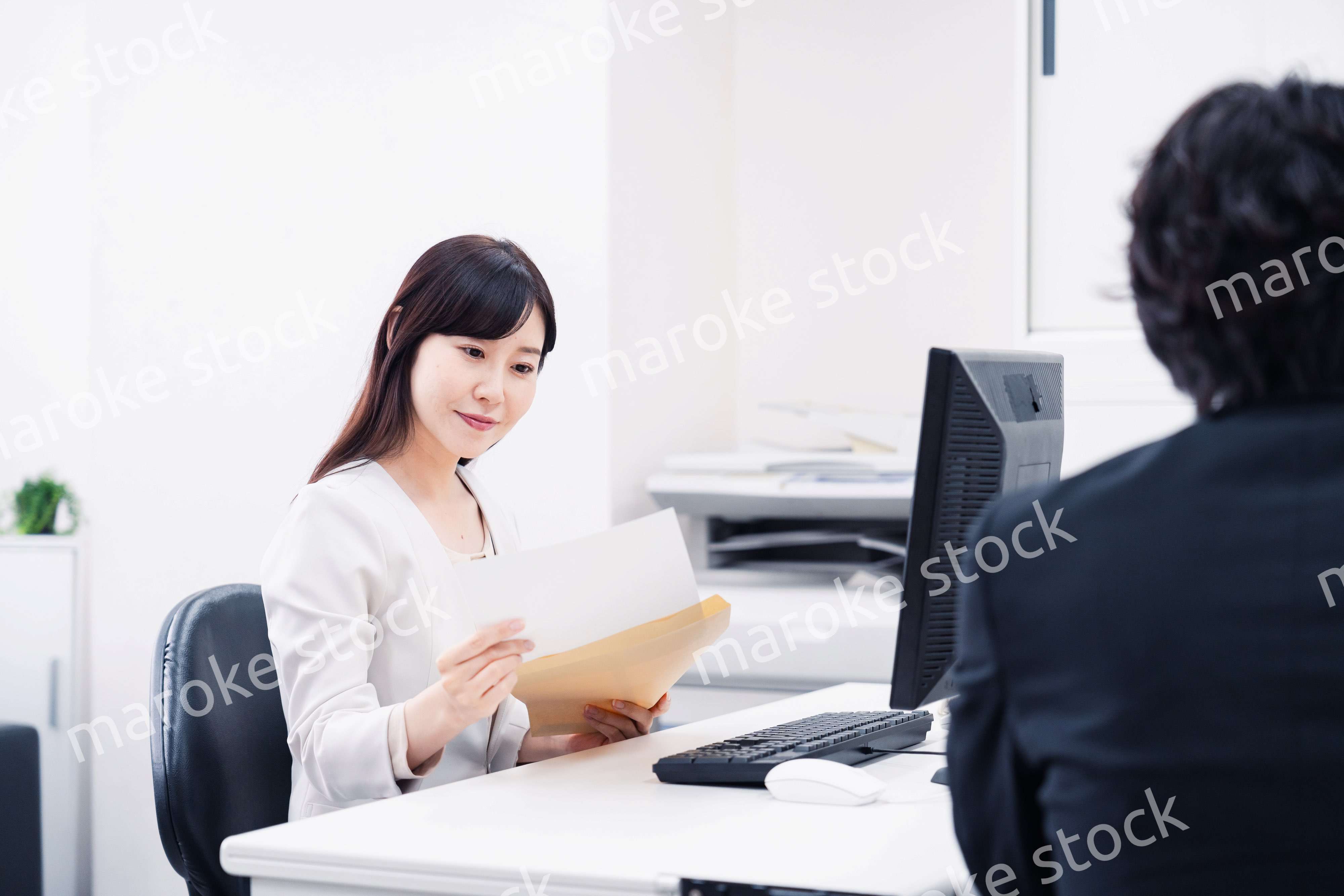 オフィスで事務作業をする女性社員