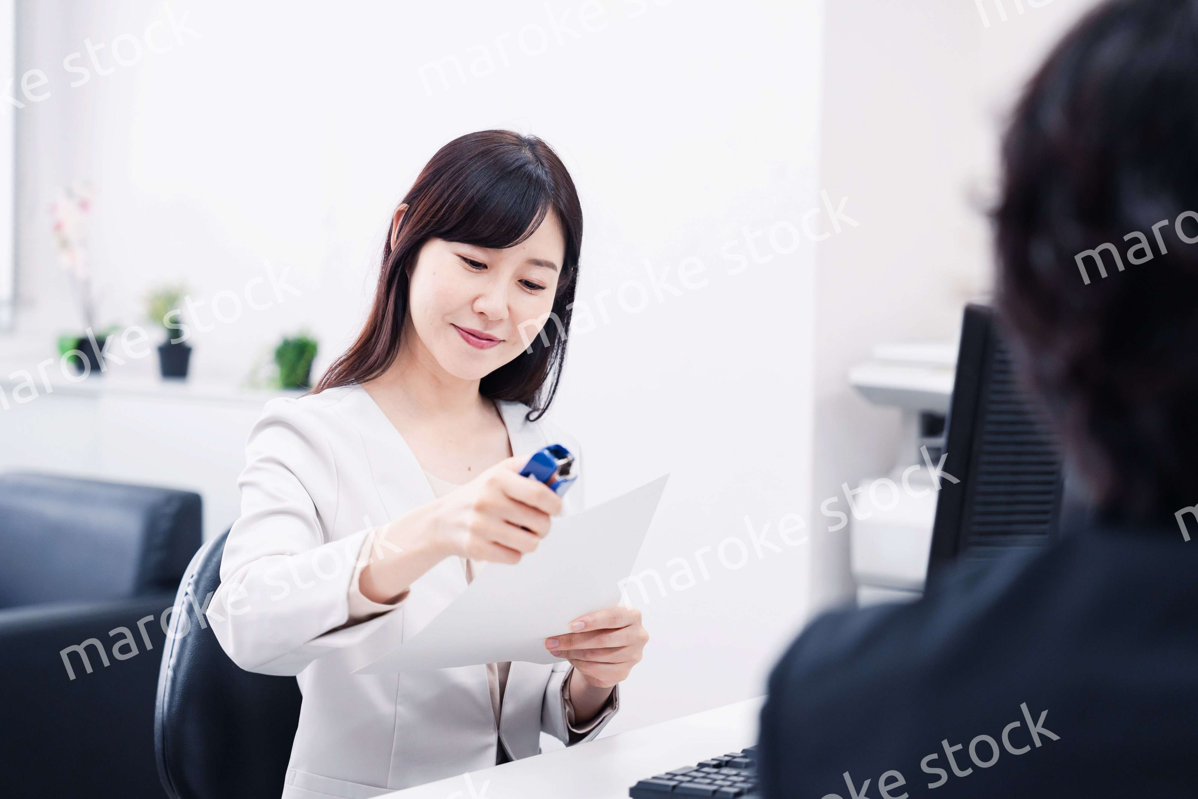 オフィスで事務作業をする女性社員