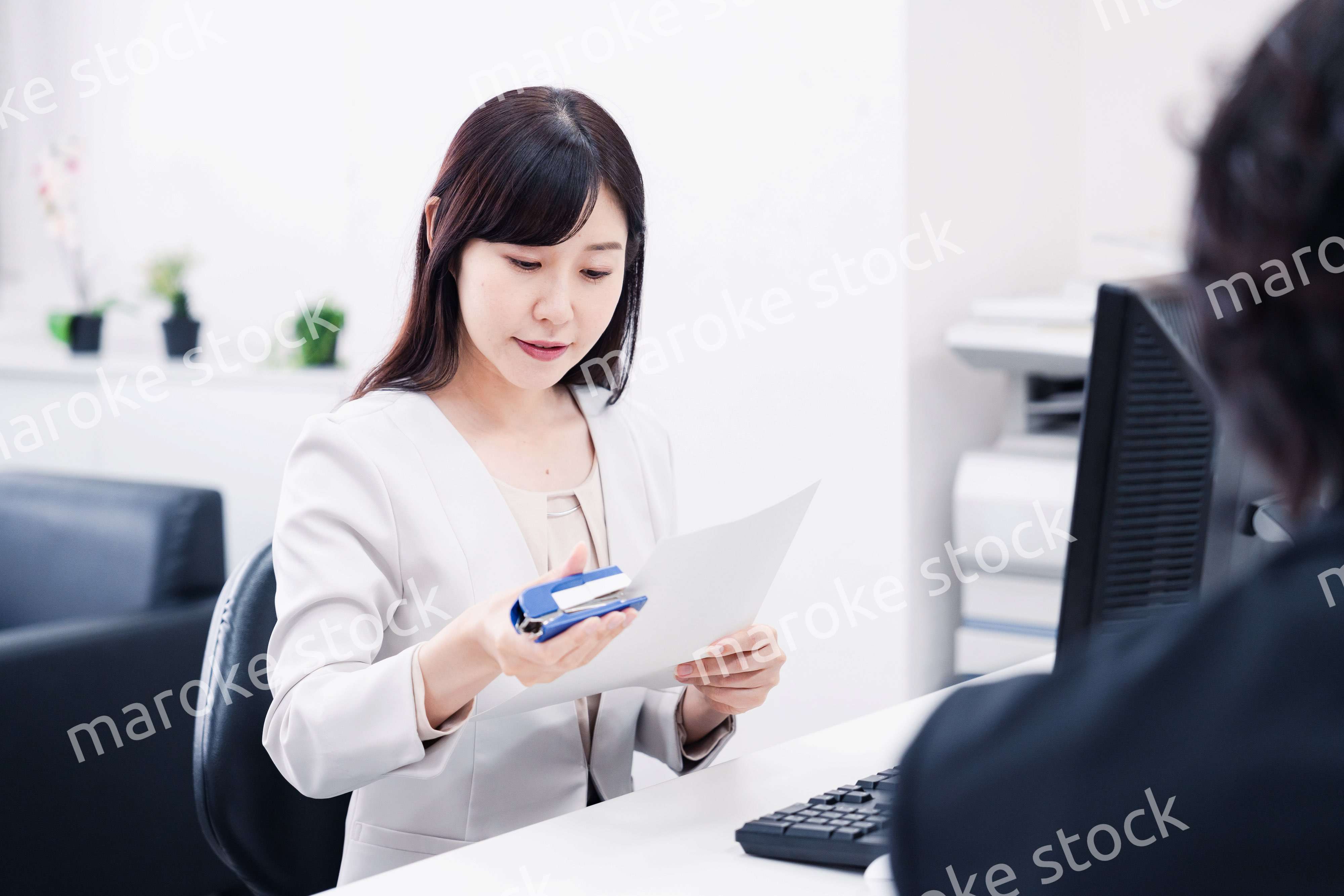 オフィスで事務作業をする女性社員