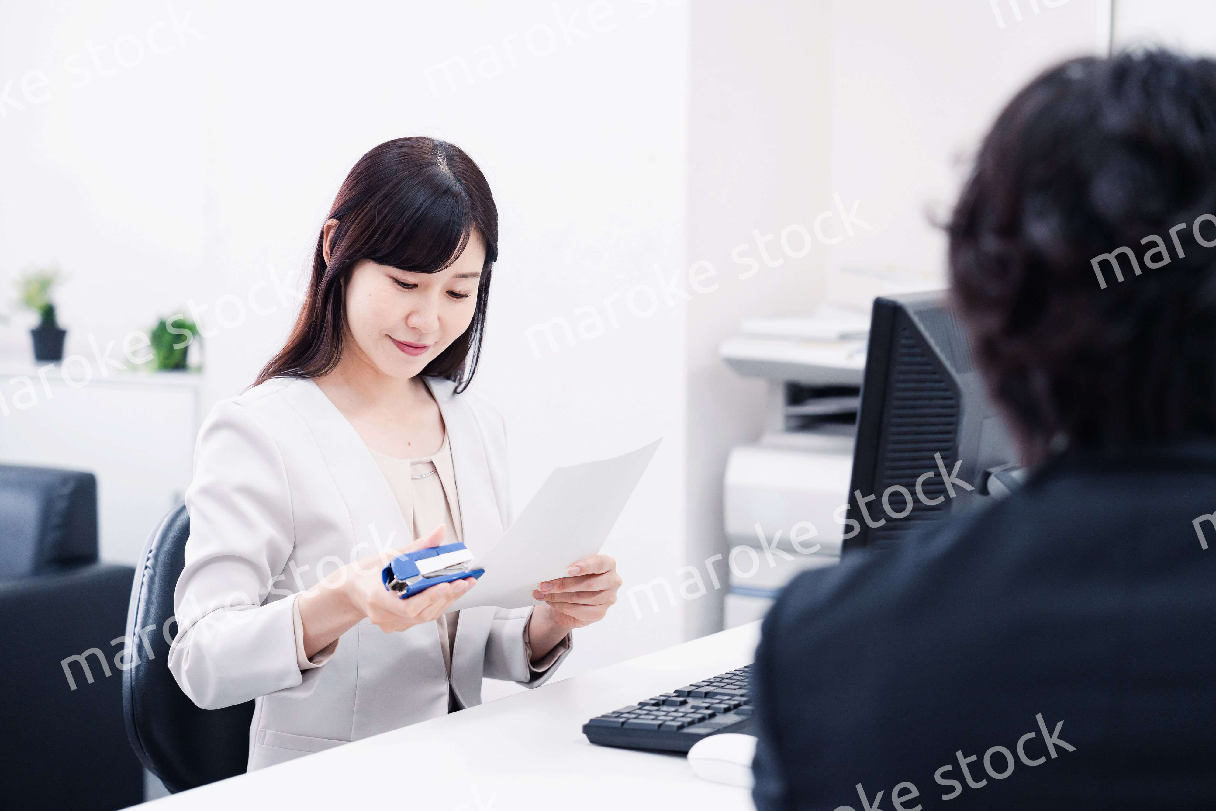 オフィスで事務作業をする女性社員