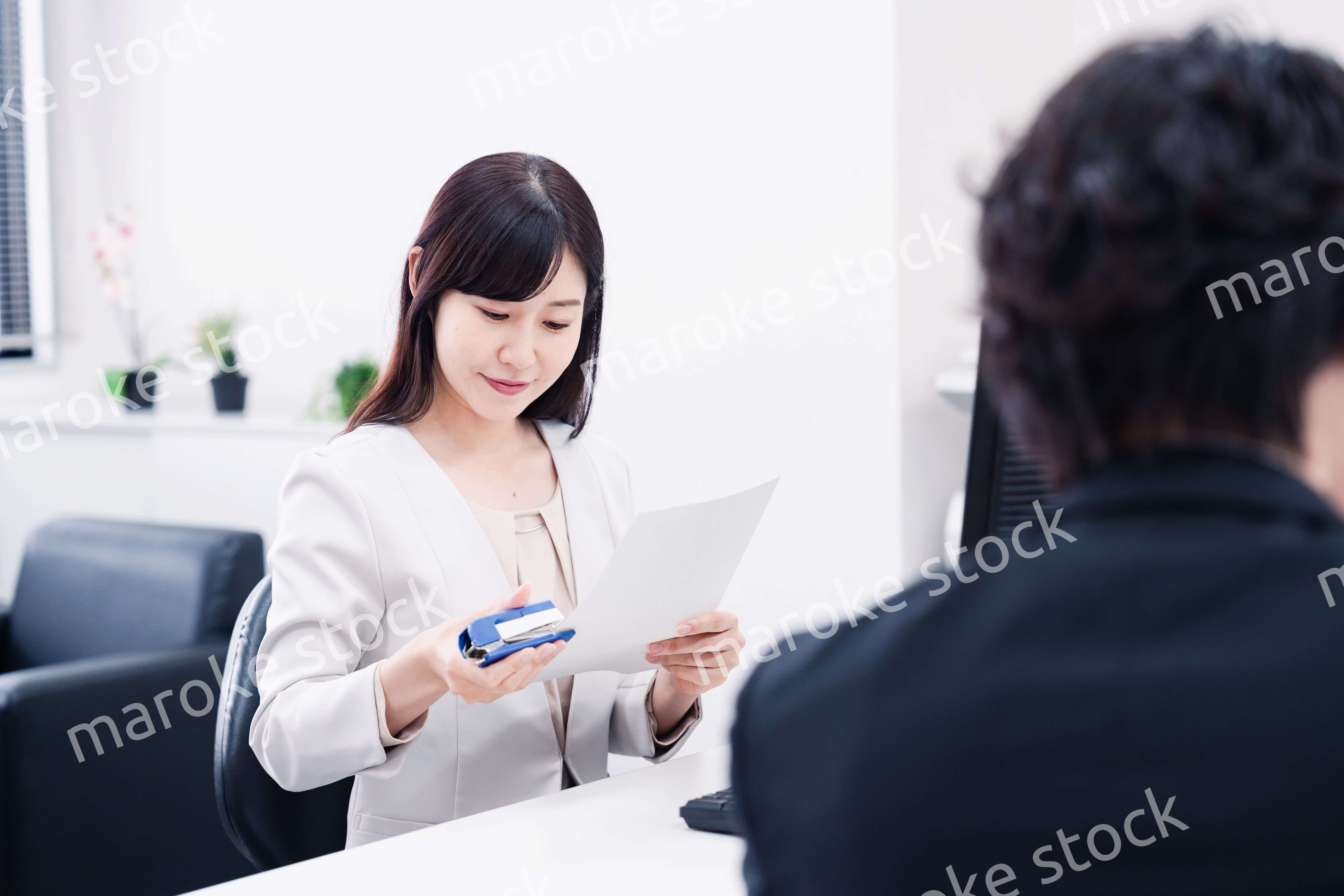 オフィスで事務作業をする女性社員