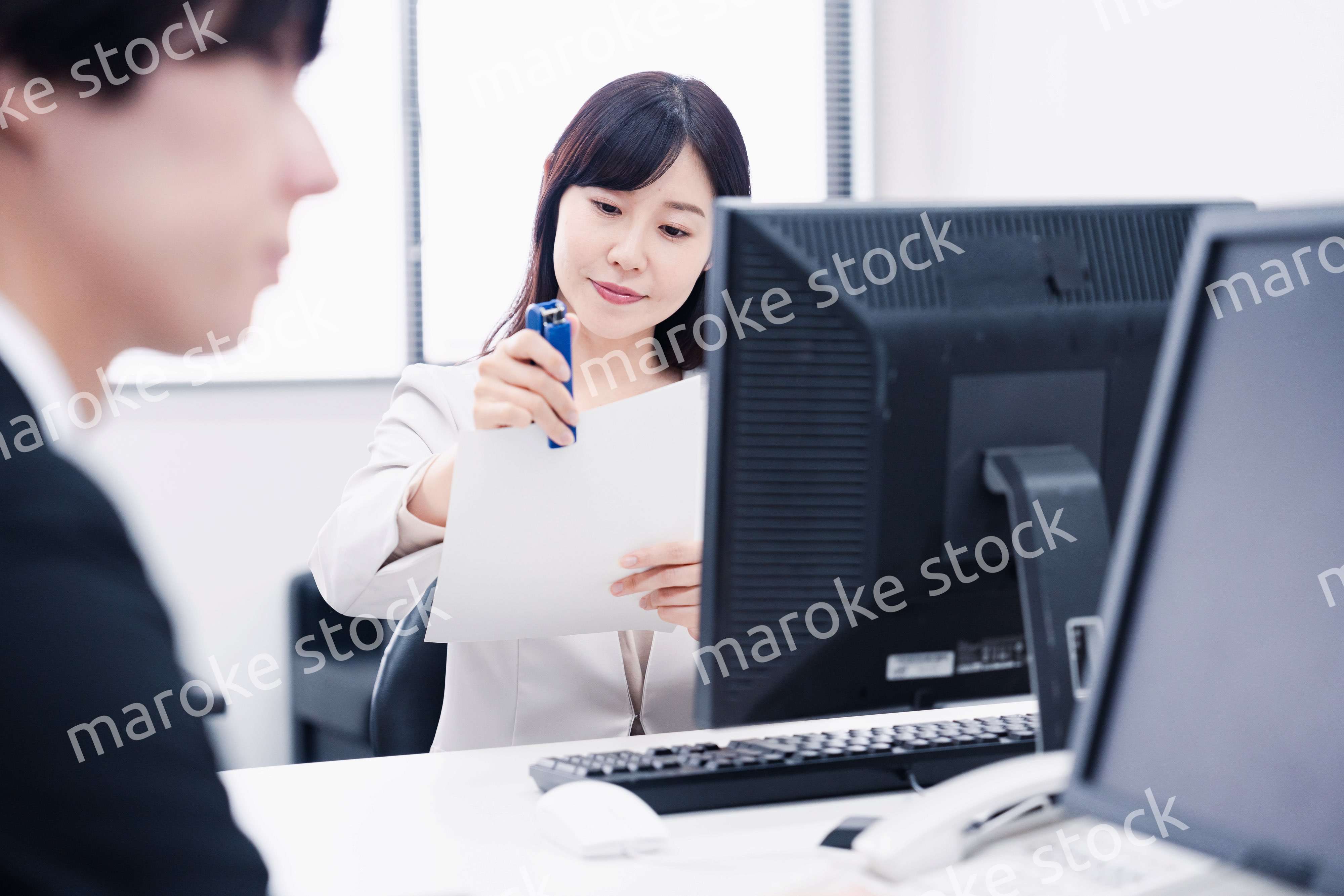 オフィスで事務作業をする女性社員