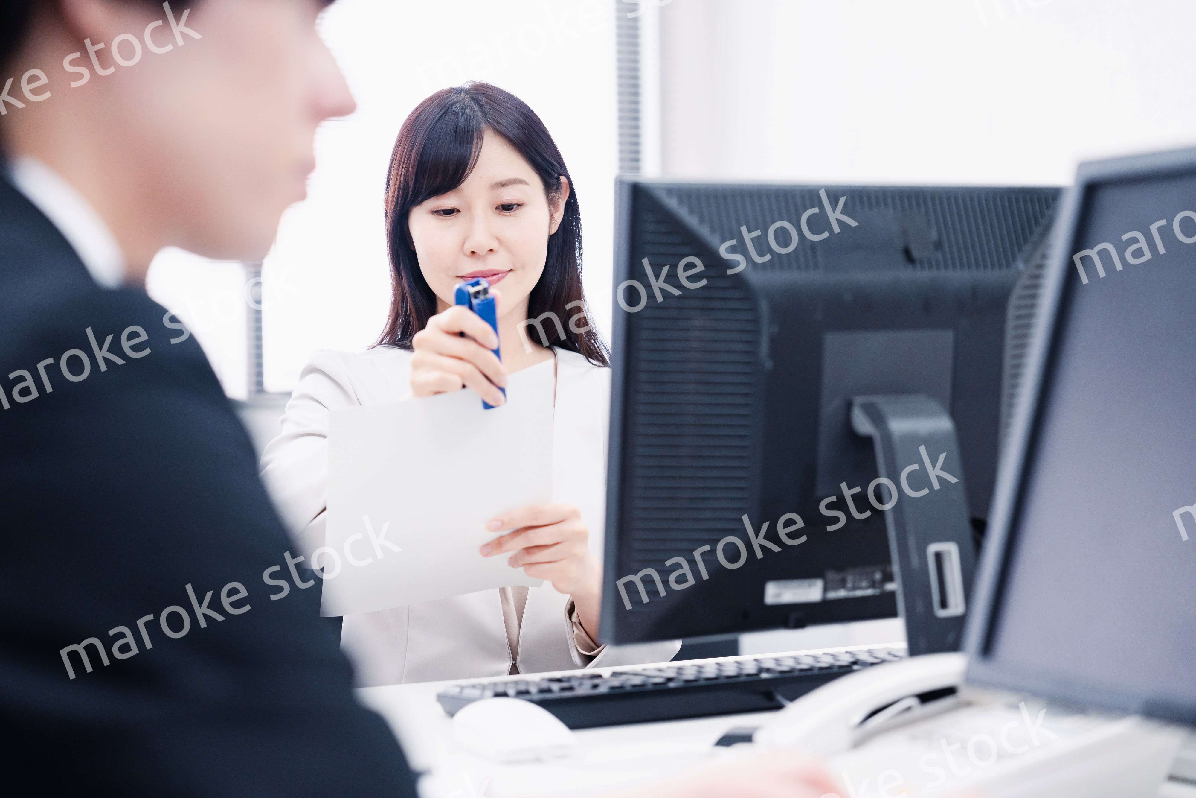 オフィスで事務作業をする女性社員