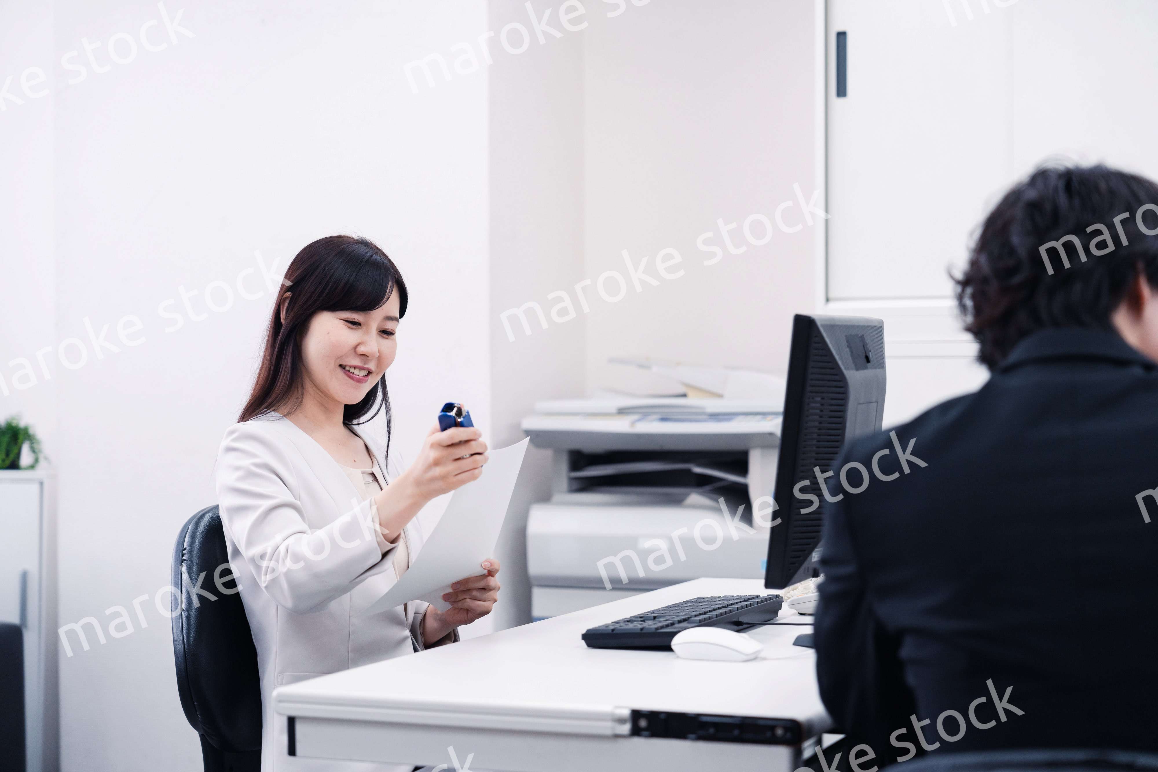 オフィスで事務作業をする女性社員