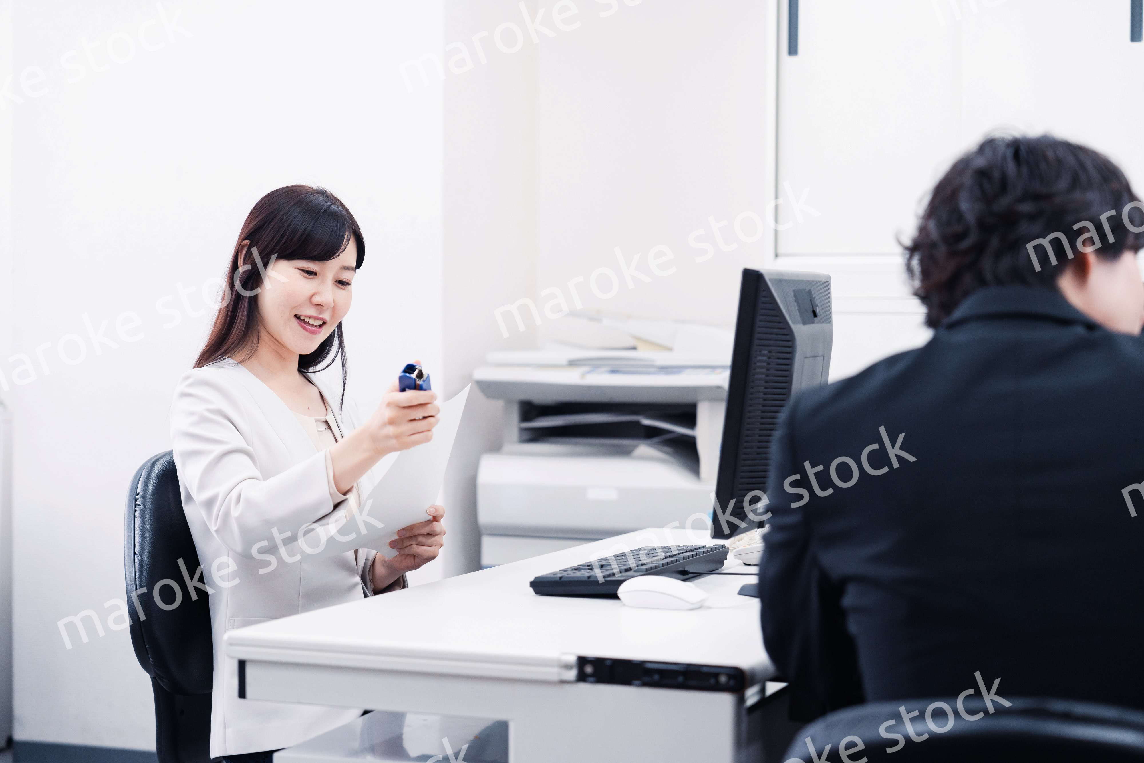 オフィスで事務作業をする女性社員