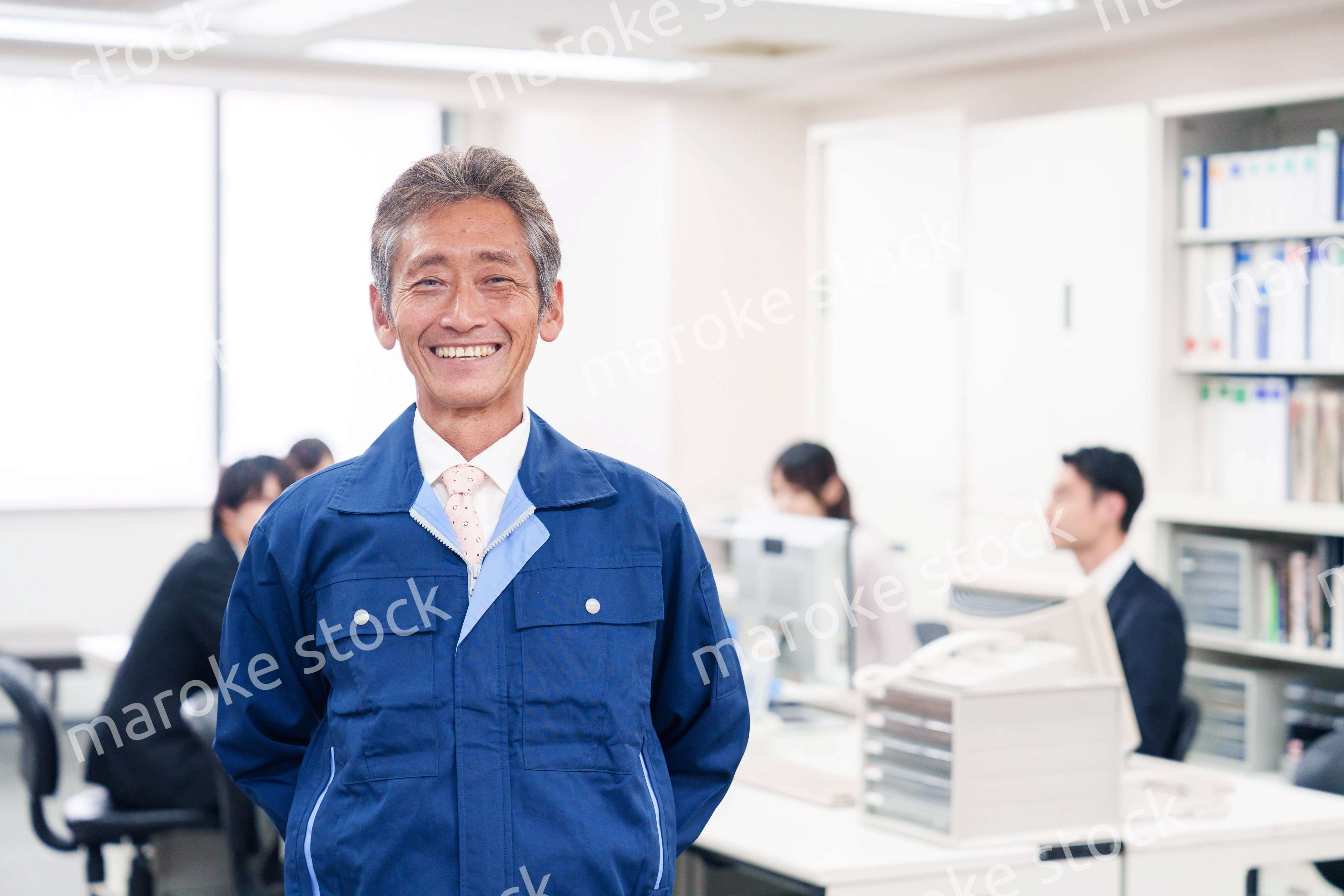 オフィスのメンテナンス・清掃をする作業服の男性