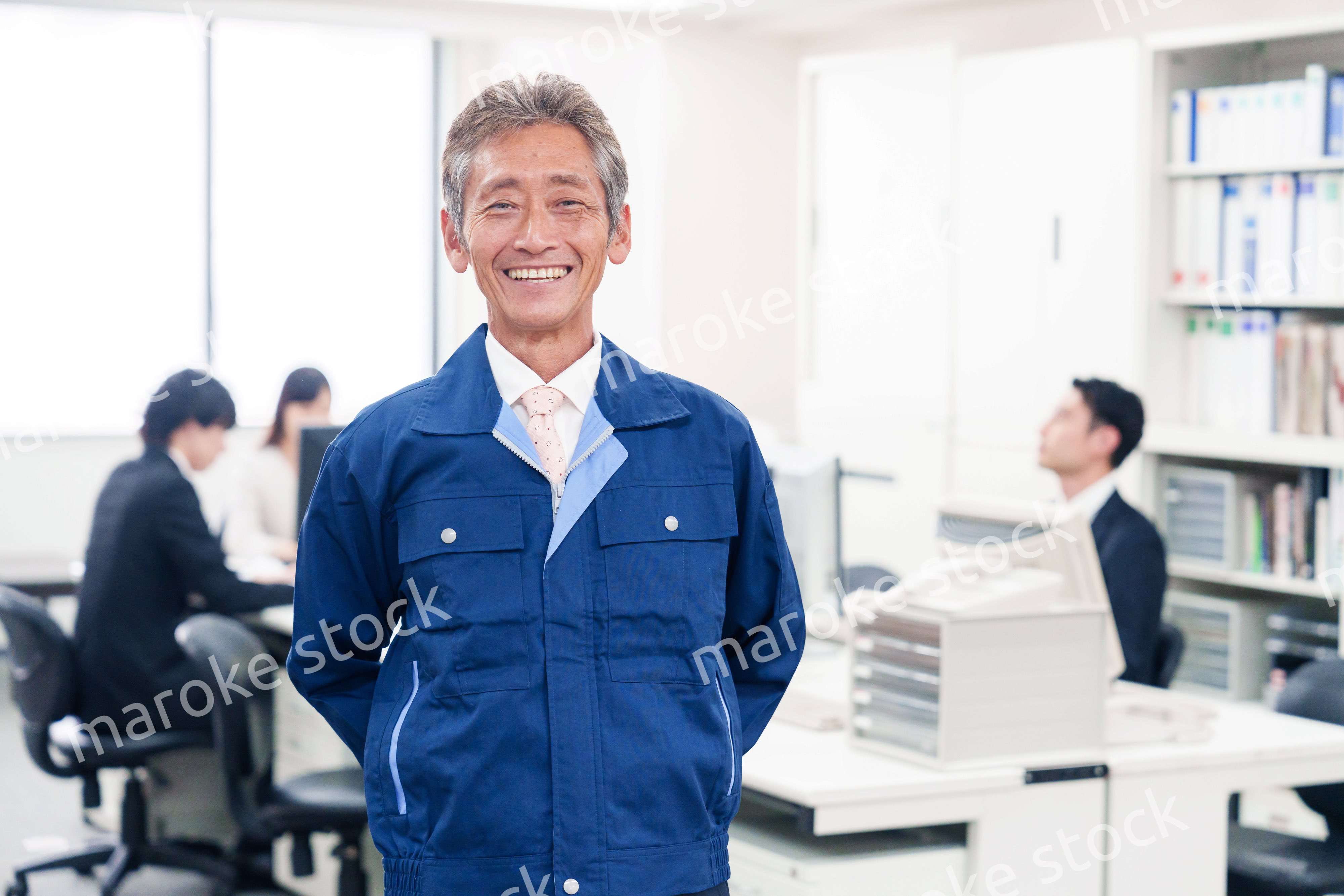 オフィスのメンテナンス・清掃をする作業服の男性