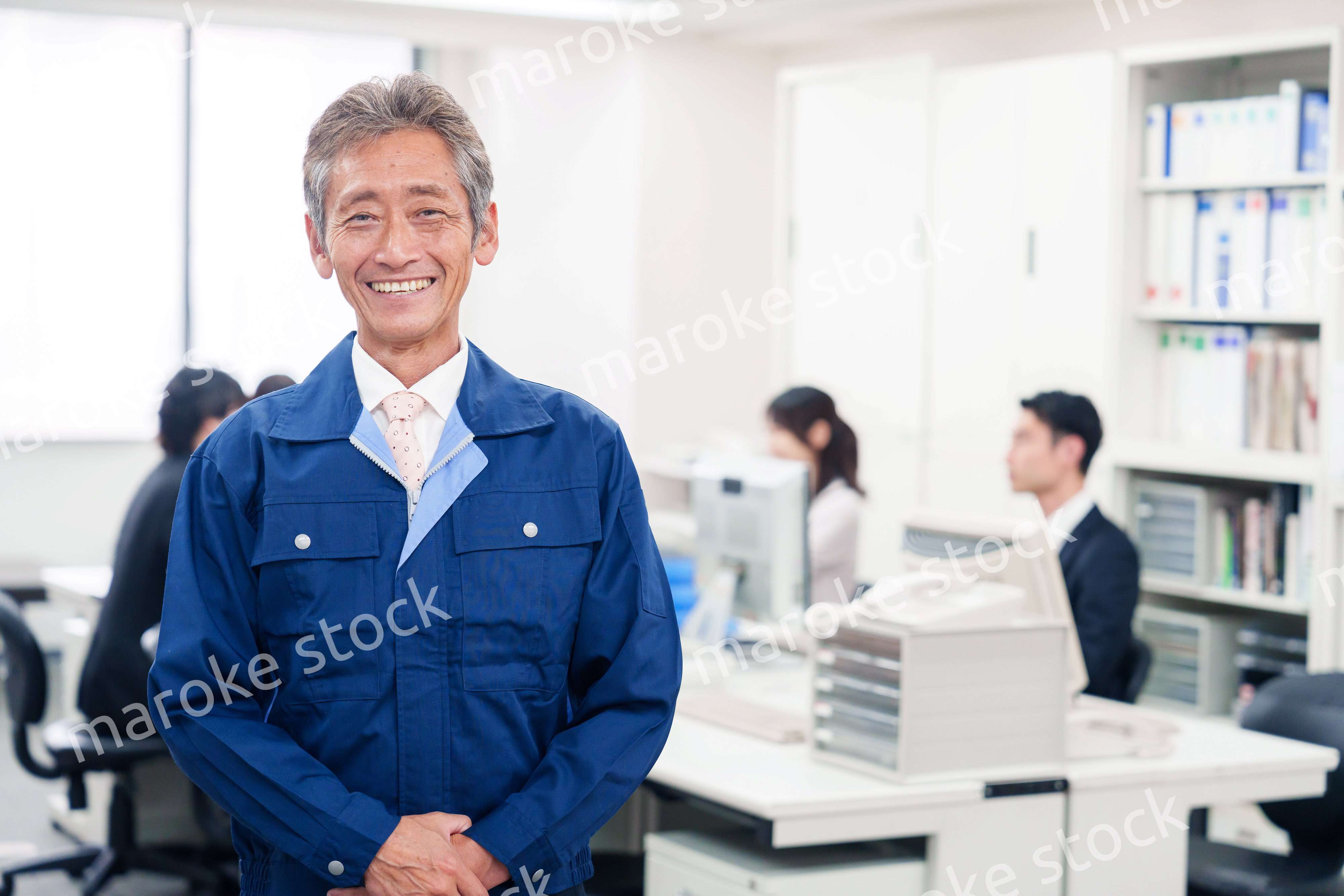 オフィスのメンテナンス・清掃をする作業服の男性