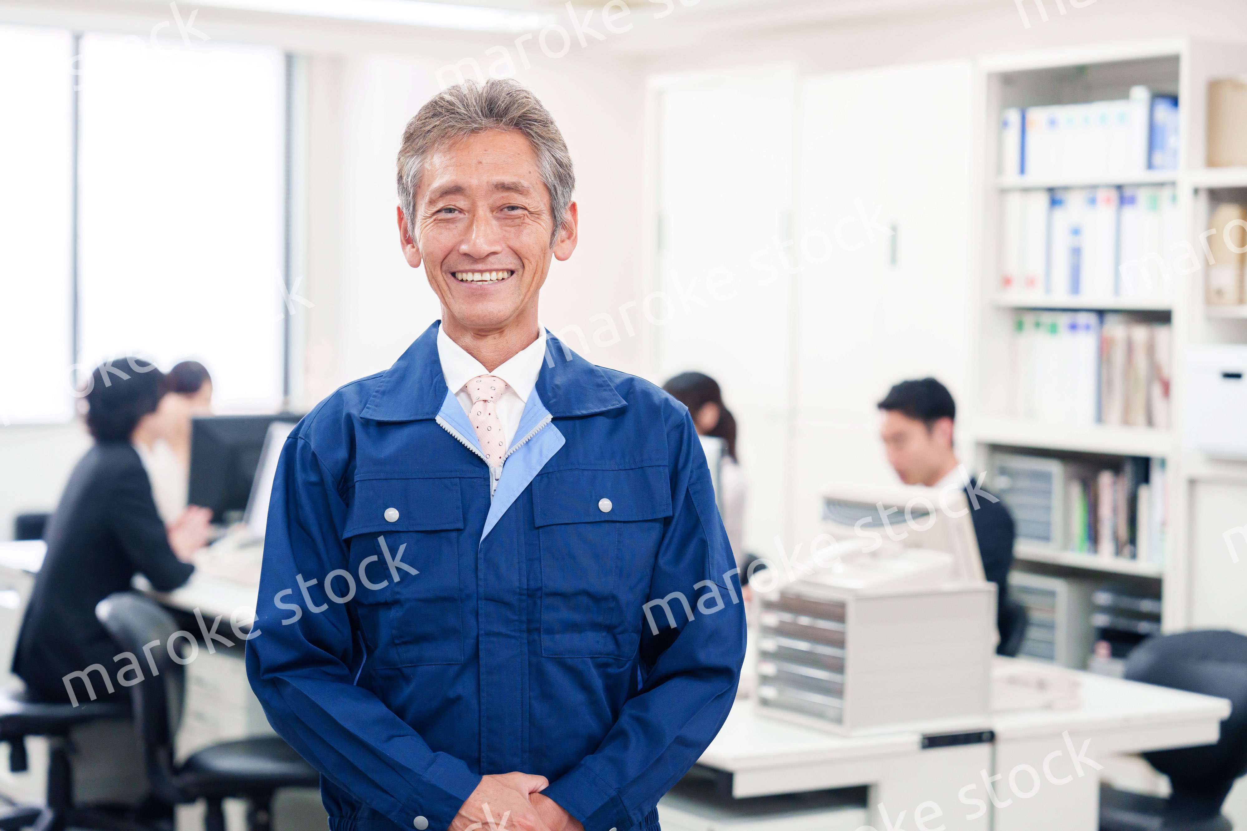 オフィスのメンテナンス・清掃をする作業服の男性