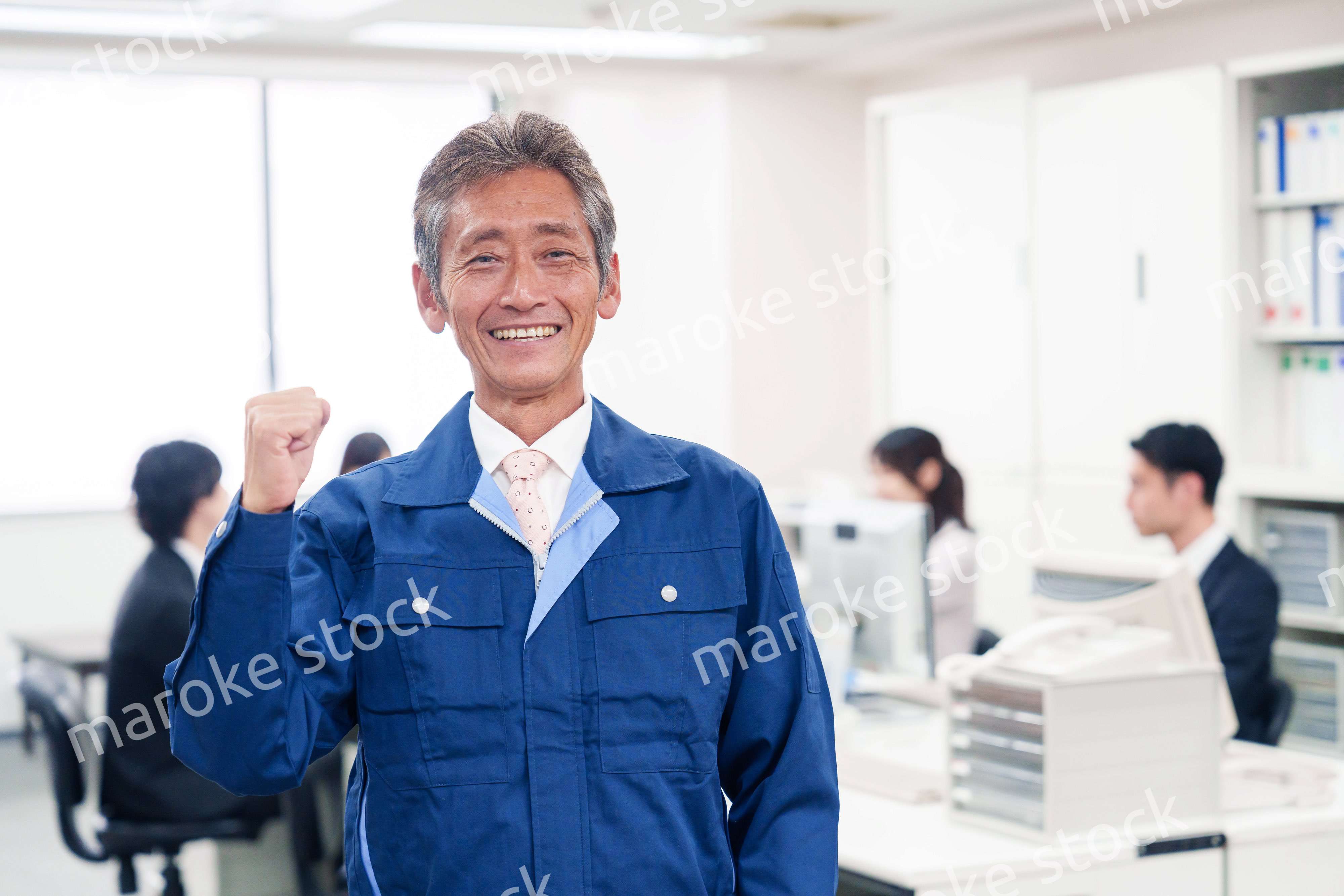 オフィスのメンテナンス・清掃をする作業服の男性