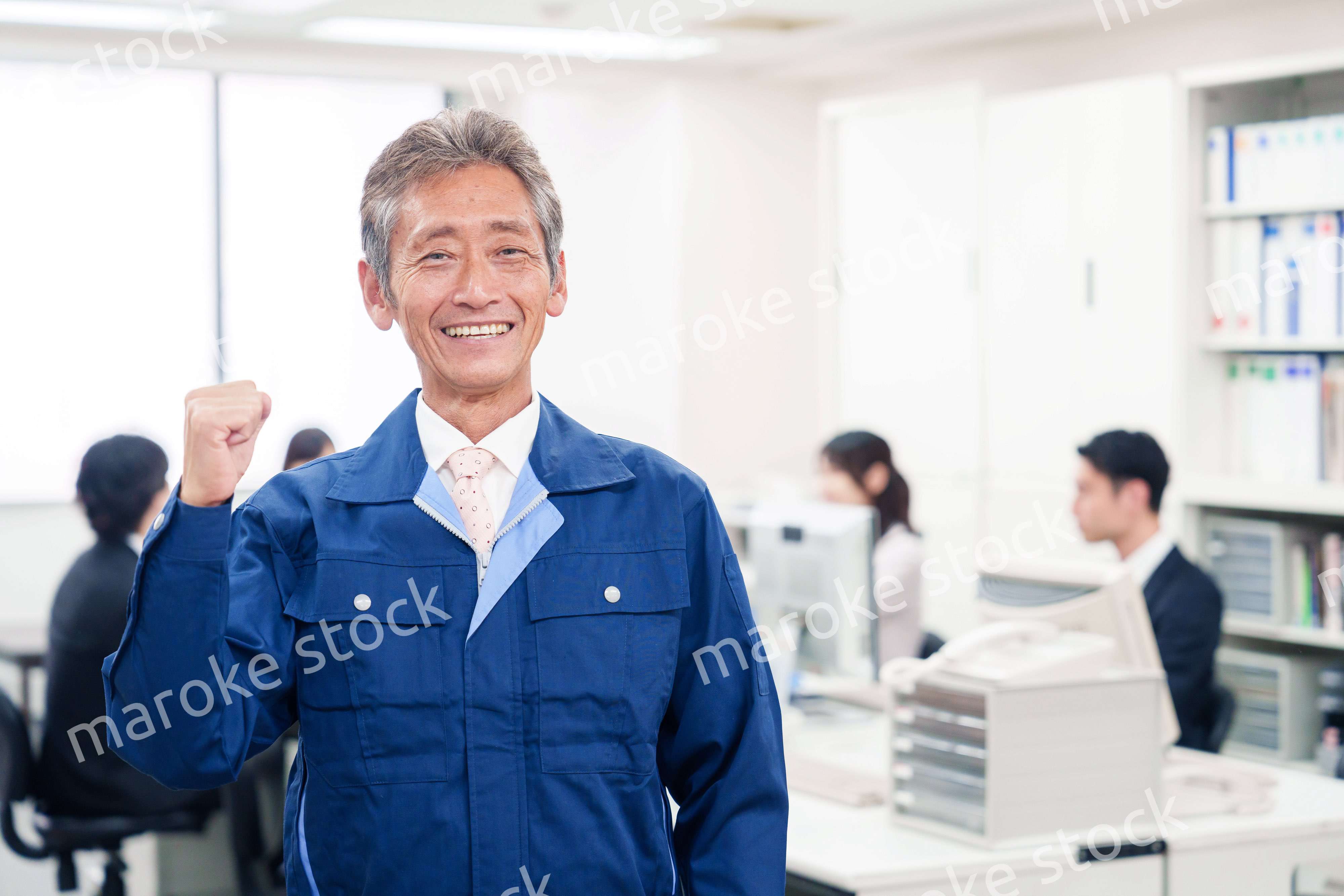 オフィスのメンテナンス・清掃をする作業服の男性