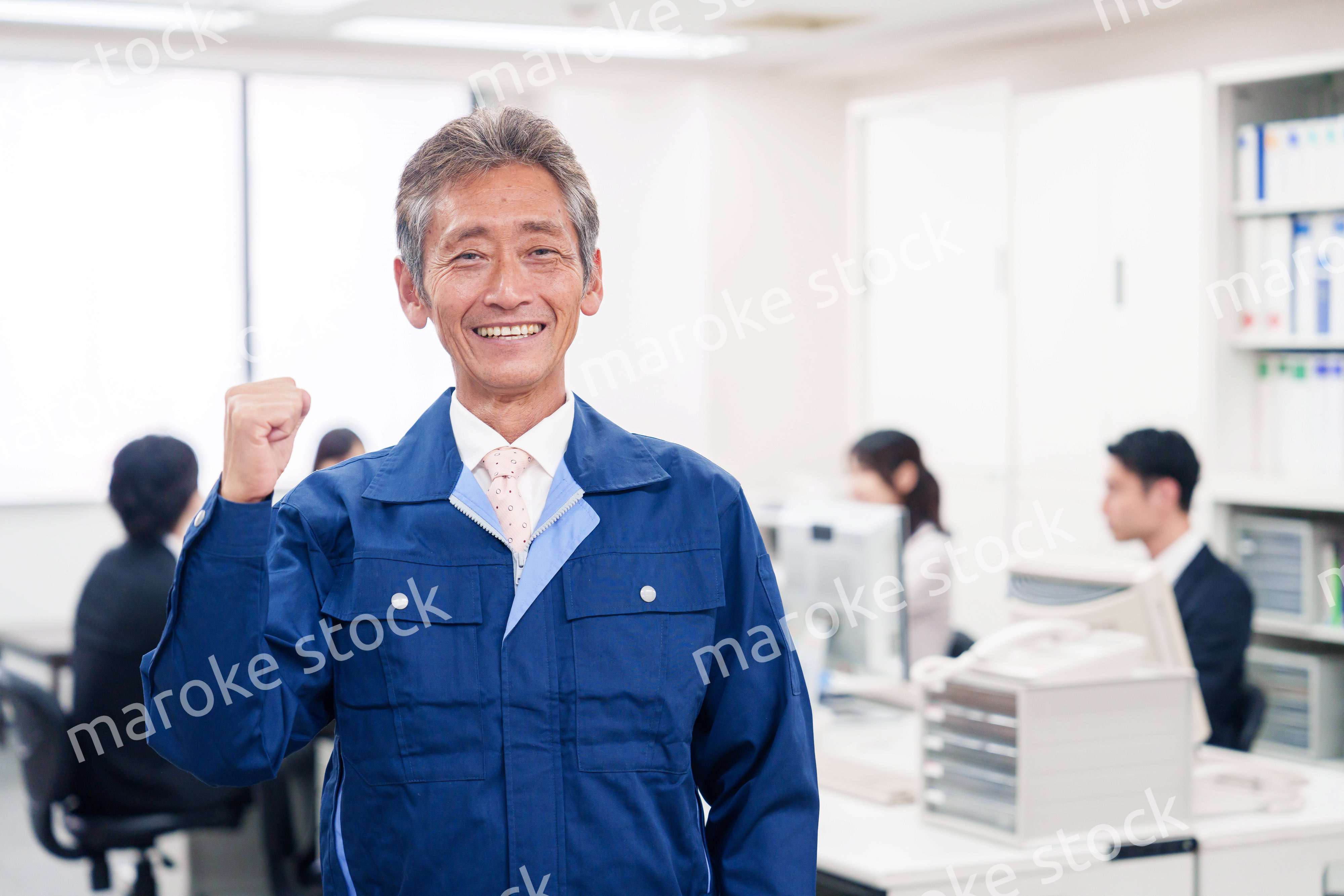 オフィスのメンテナンス・清掃をする作業服の男性