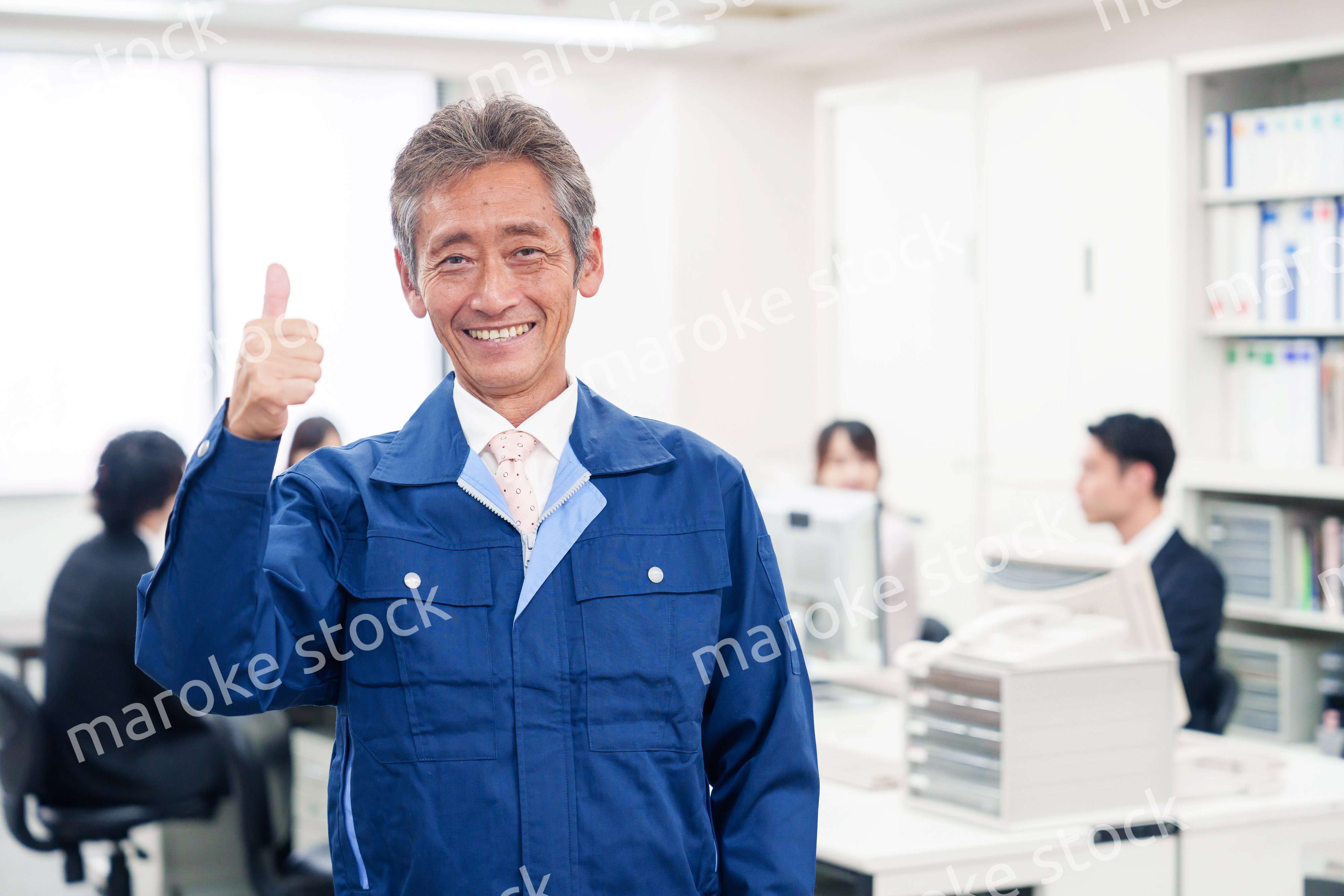 オフィスのメンテナンス・清掃をする作業服の男性