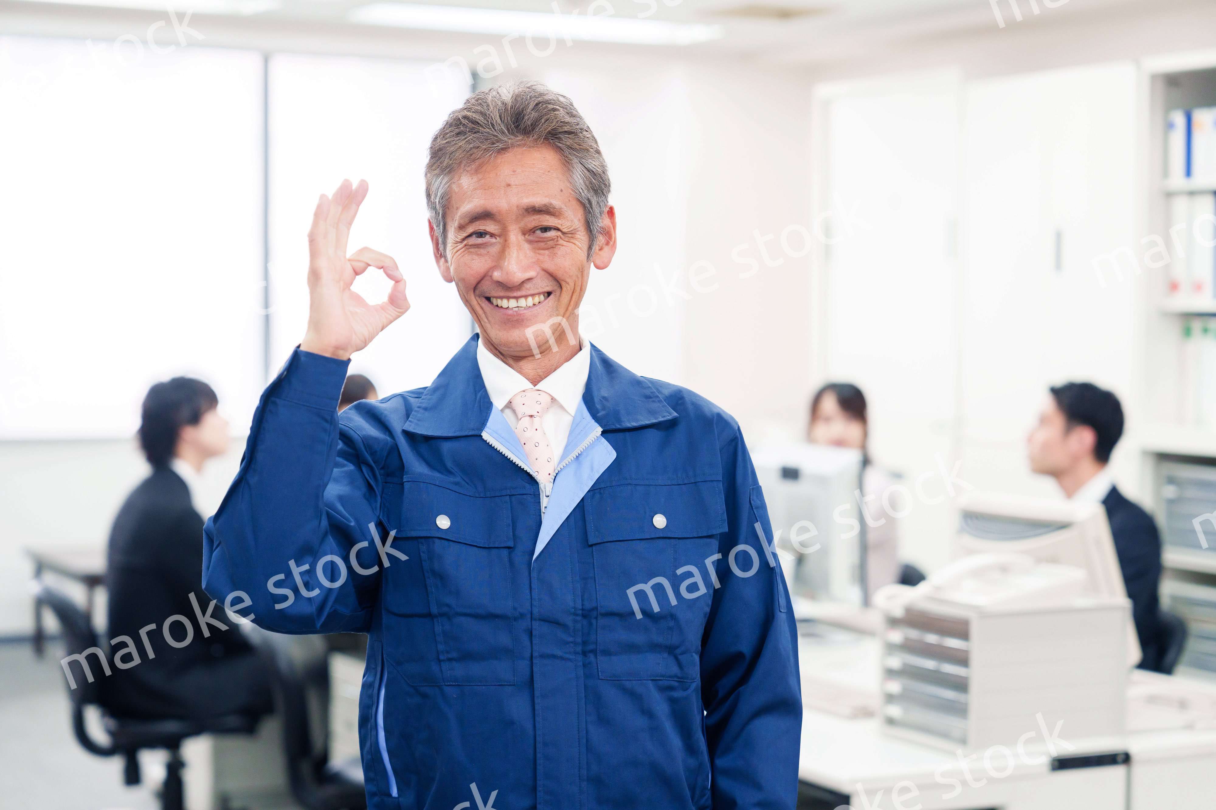 オフィスのメンテナンス・清掃をする作業服の男性