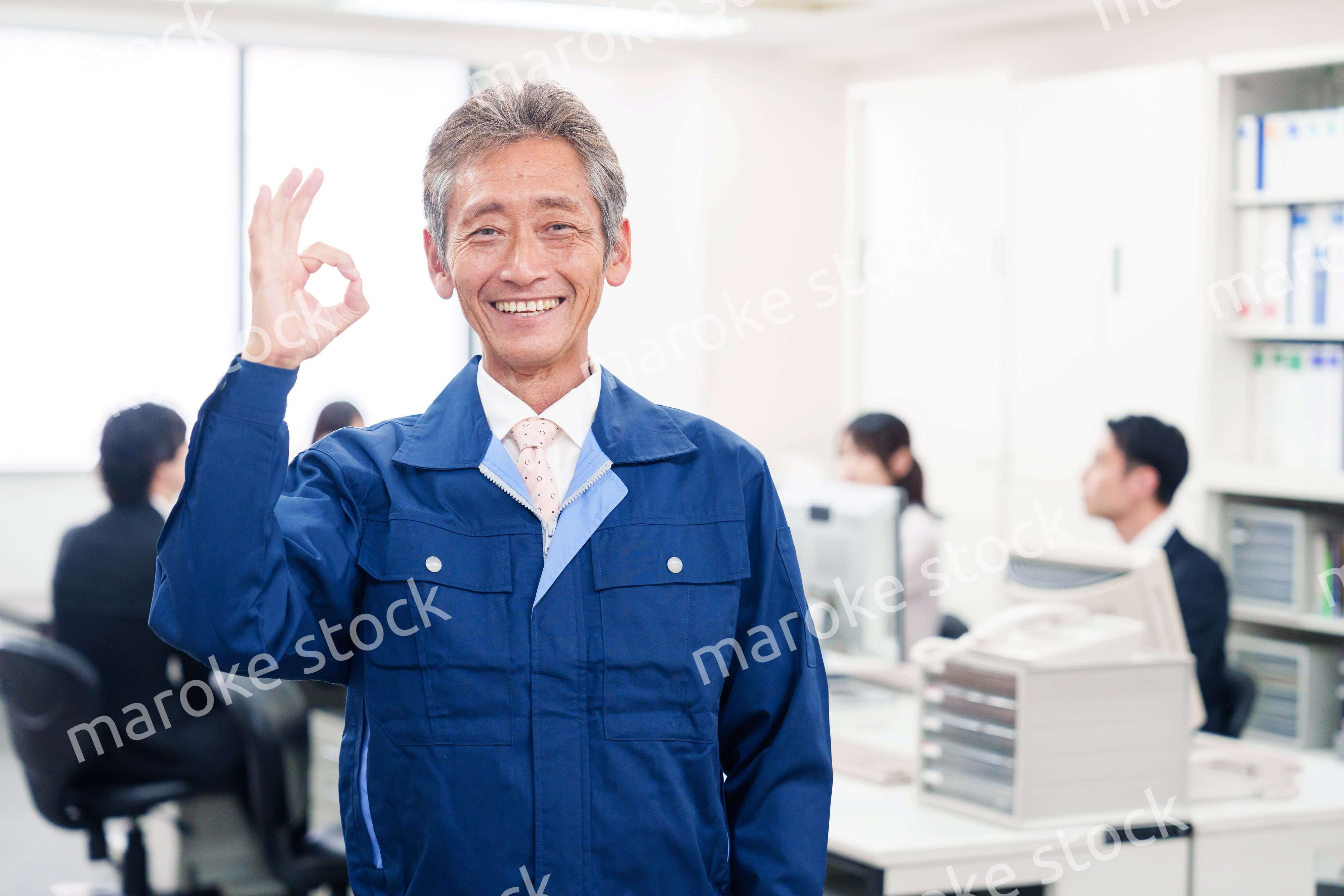 オフィスのメンテナンス・清掃をする作業服の男性