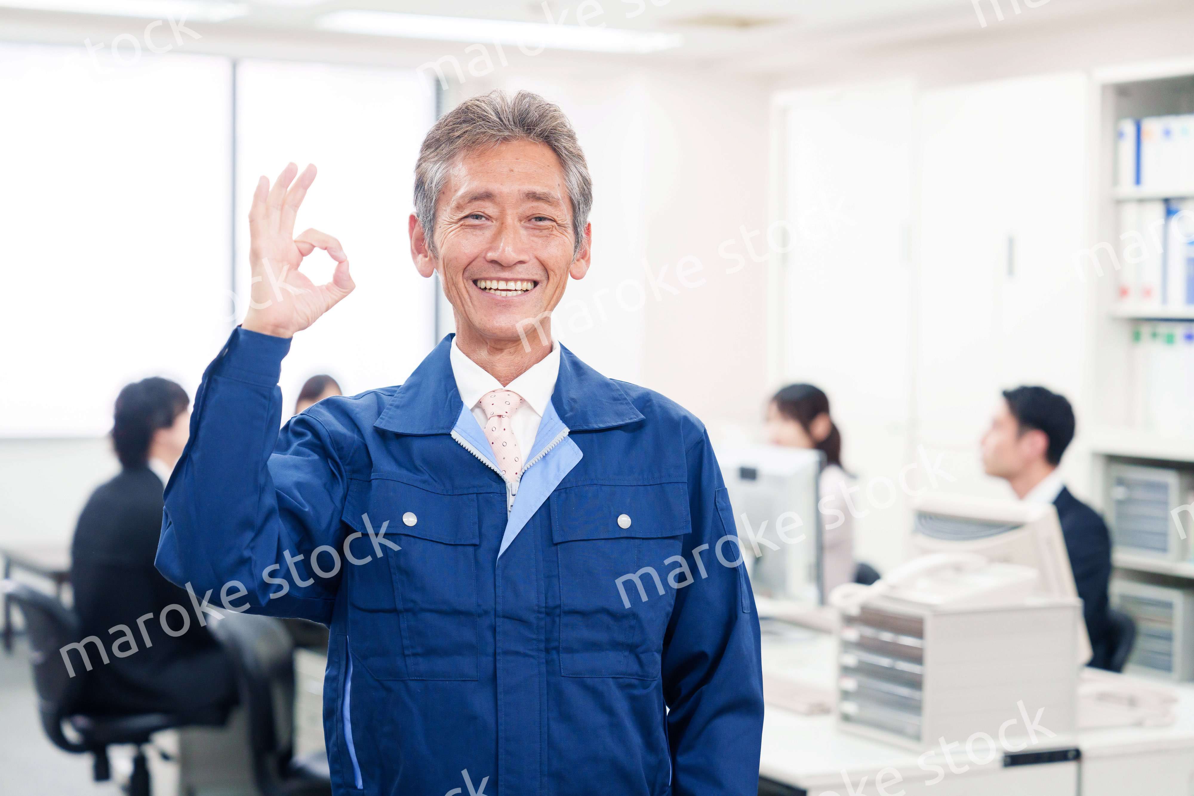 オフィスのメンテナンス・清掃をする作業服の男性