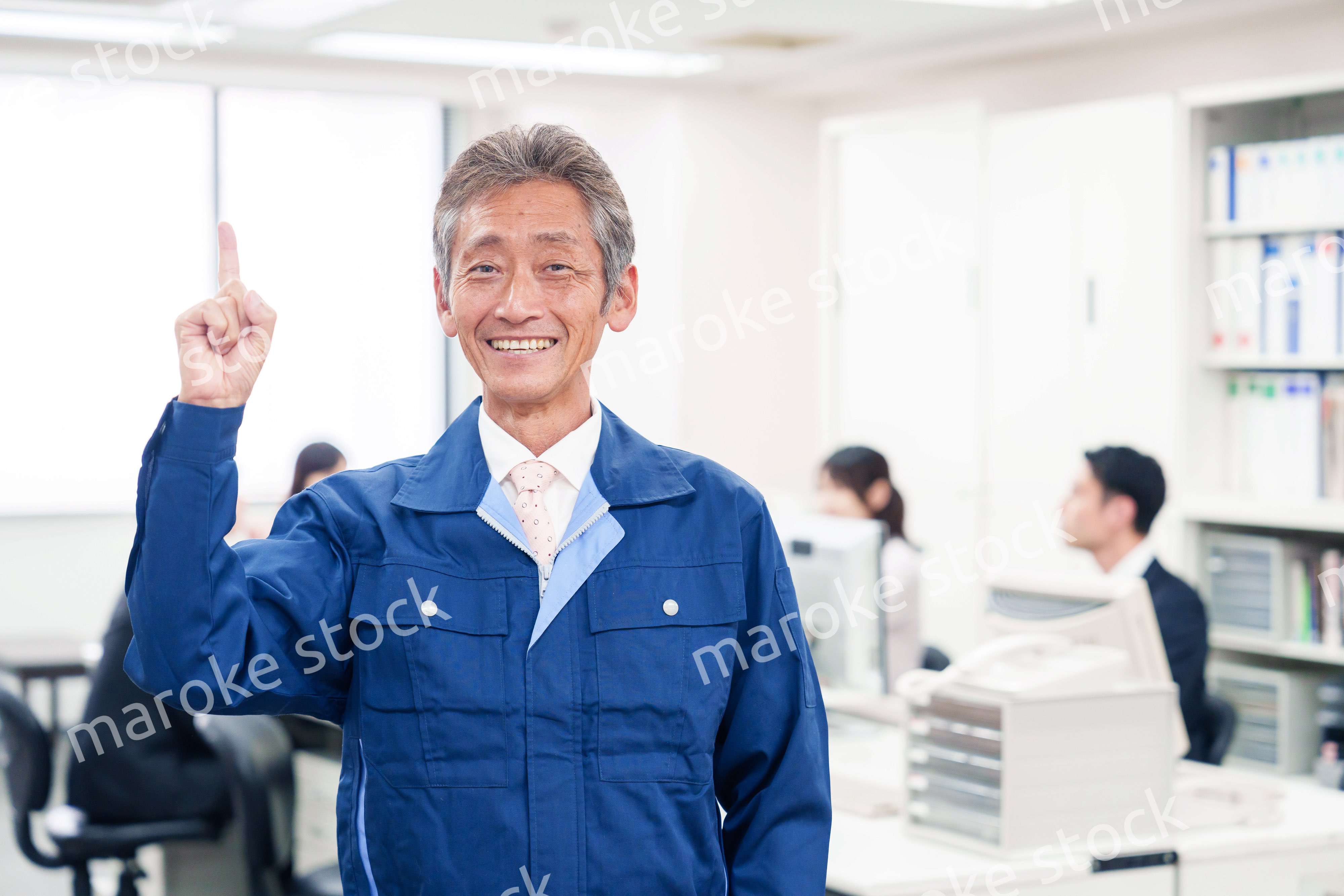 オフィスのメンテナンス・清掃をする作業服の男性