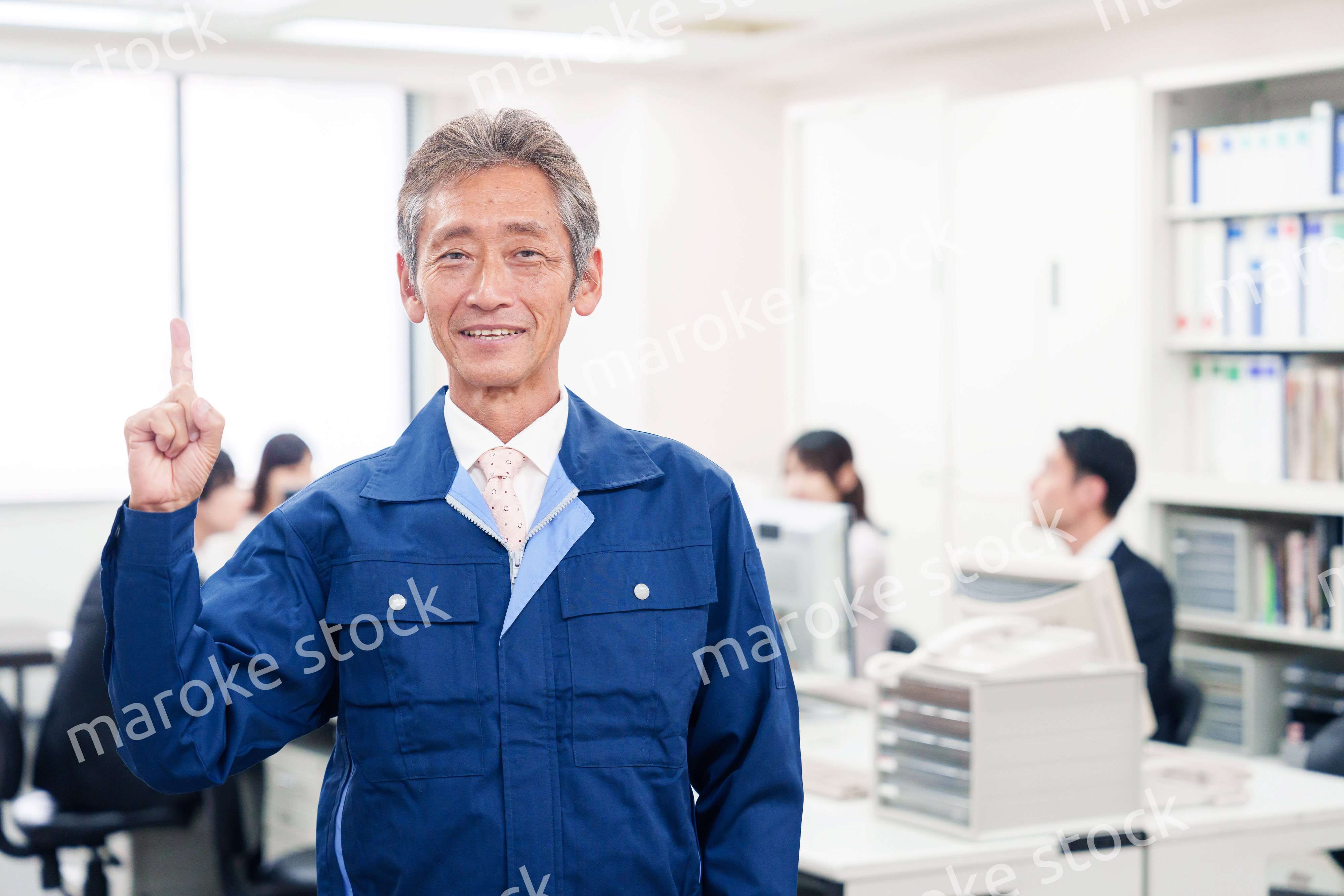 オフィスのメンテナンス・清掃をする作業服の男性