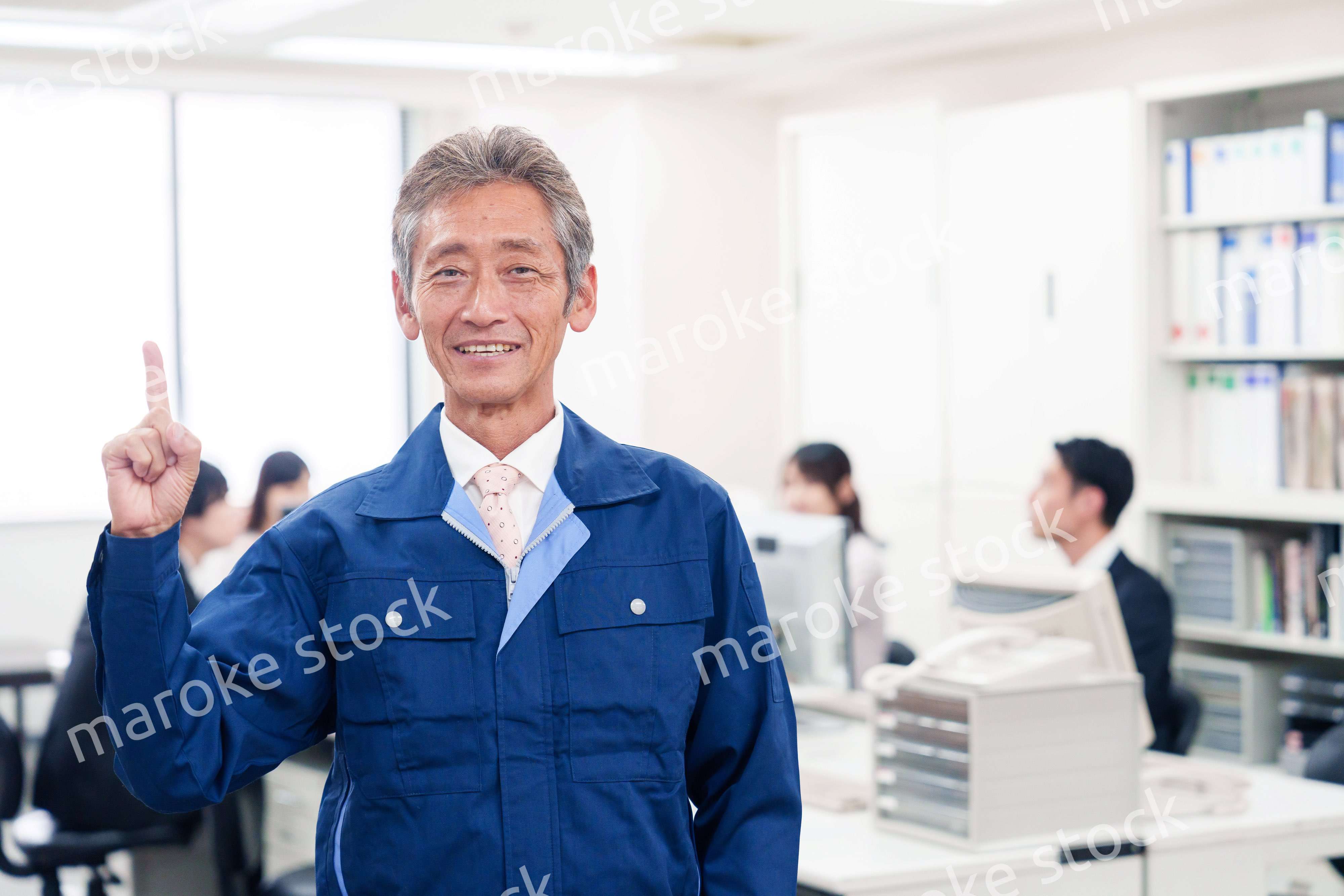 オフィスのメンテナンス・清掃をする作業服の男性