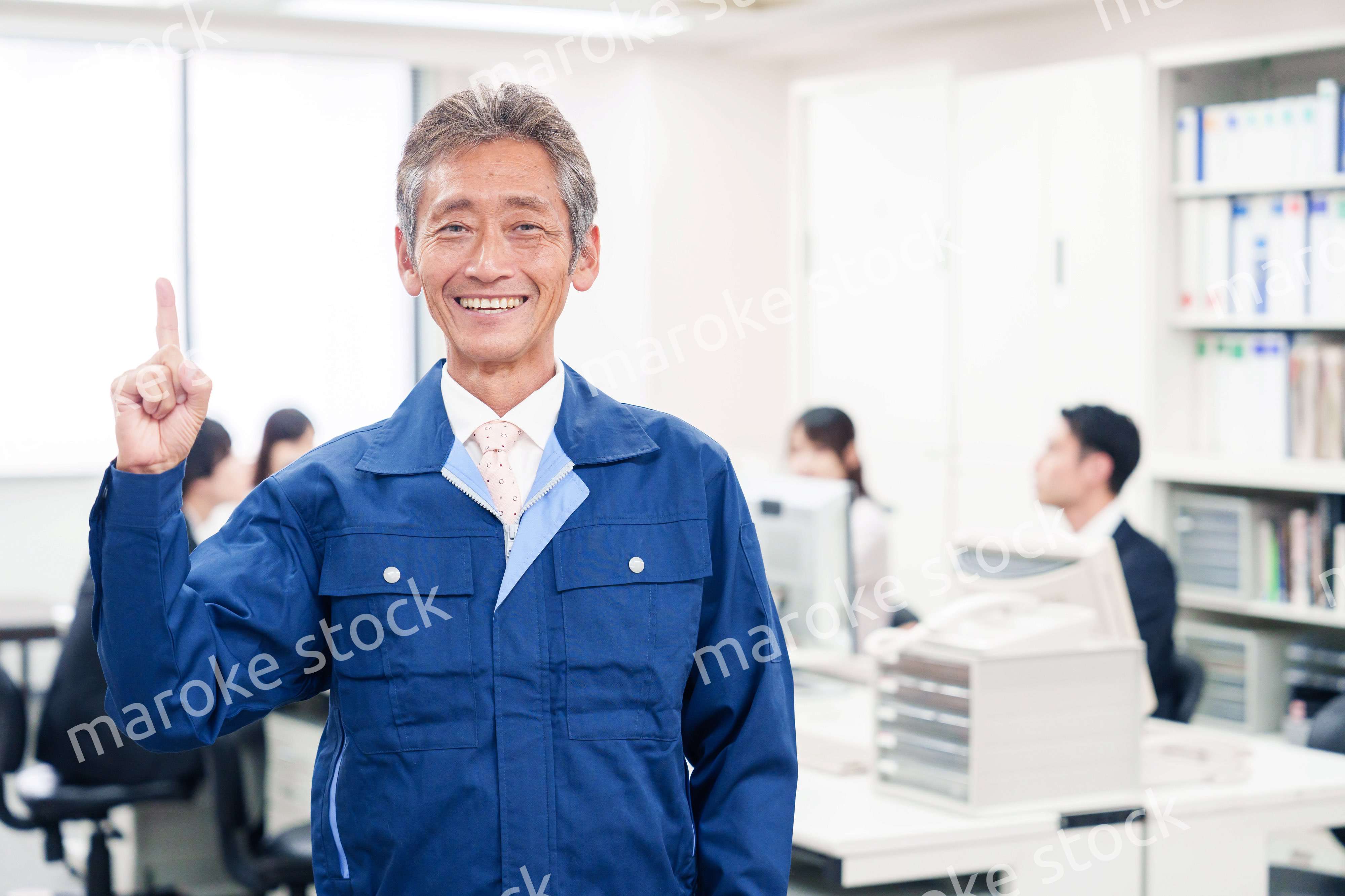 オフィスのメンテナンス・清掃をする作業服の男性