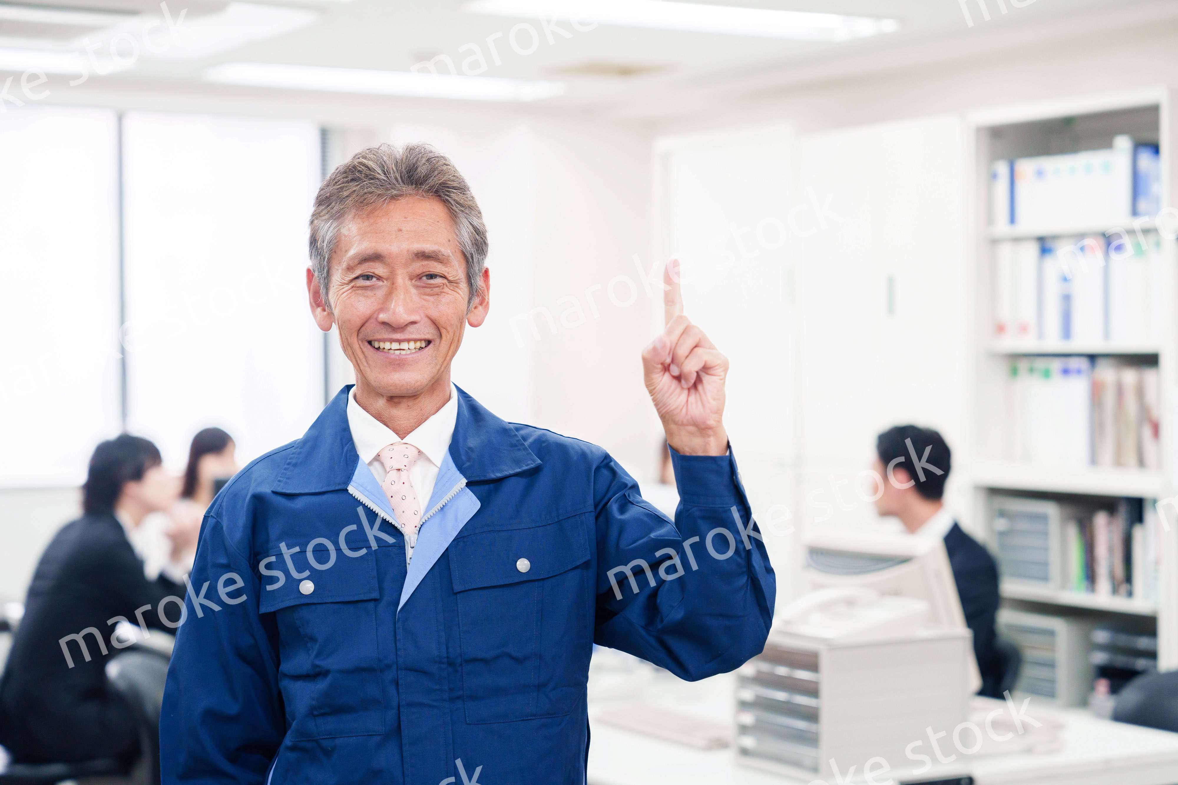 オフィスのメンテナンス・清掃をする作業服の男性