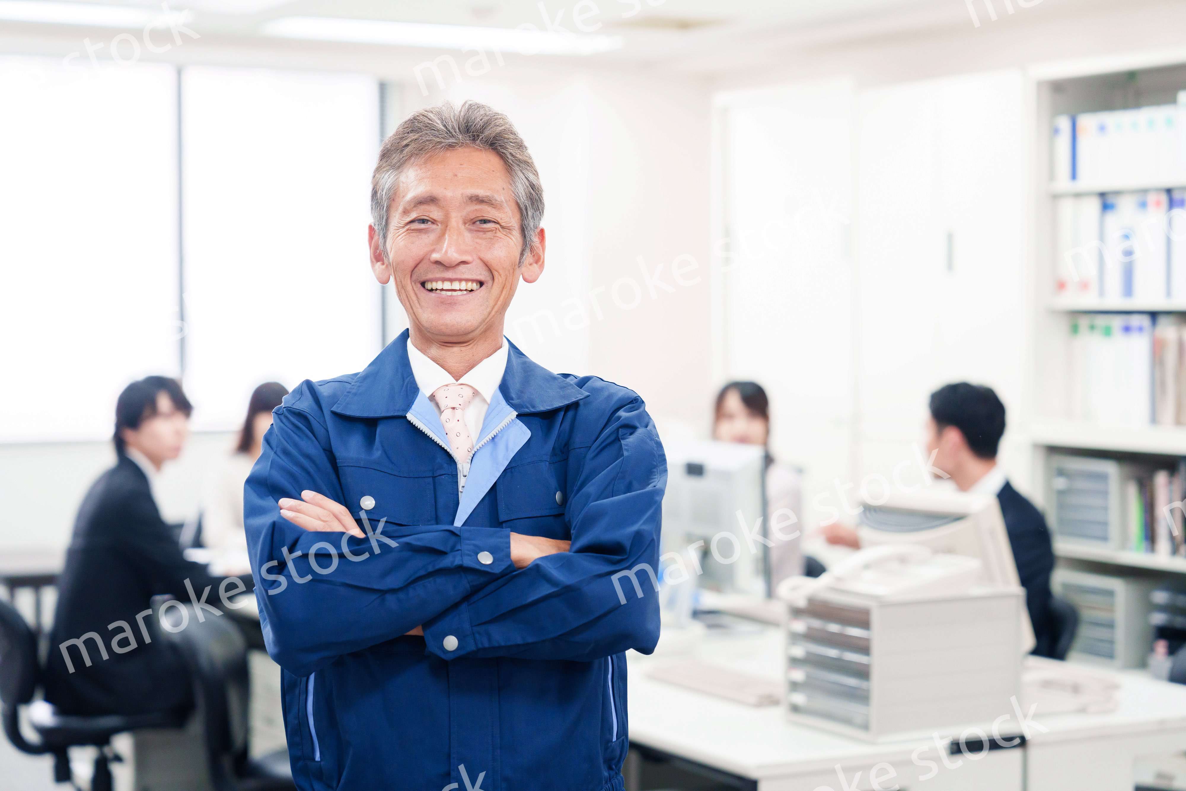 オフィスのメンテナンス・清掃をする作業服の男性