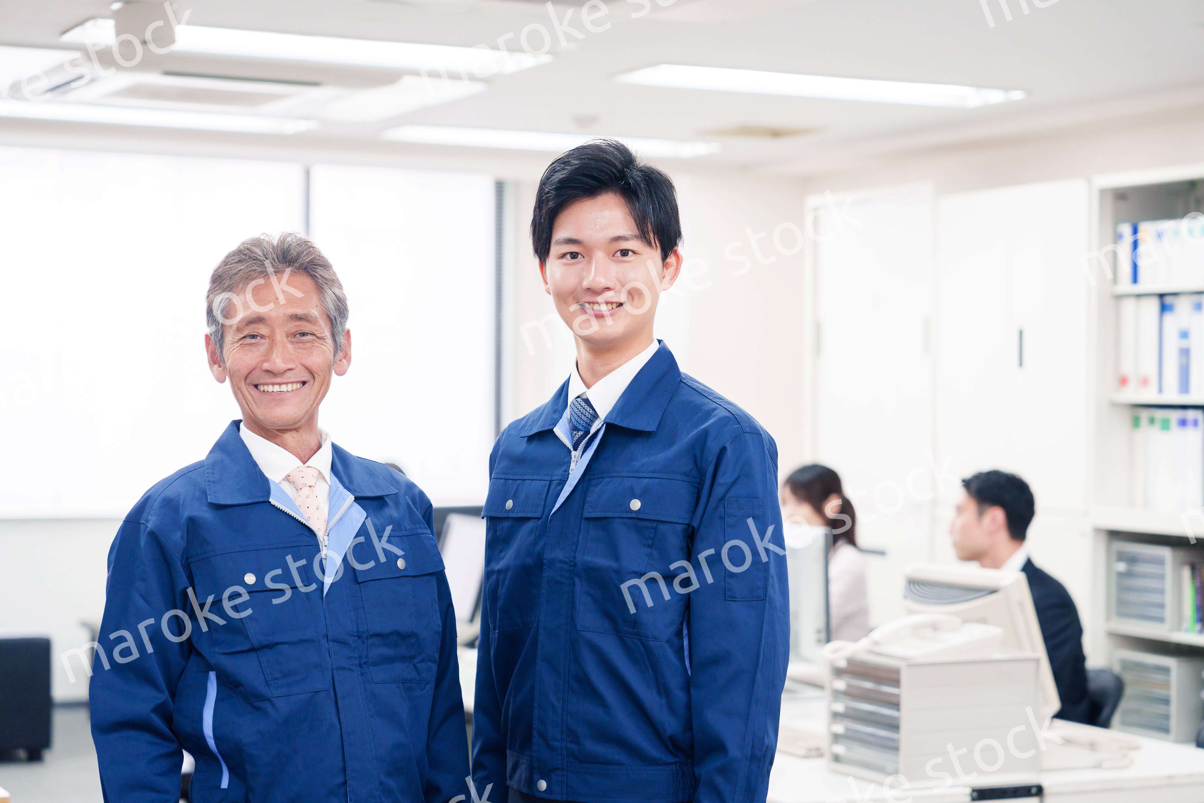 オフィスビルのメンテナンスをする作業服の担当者