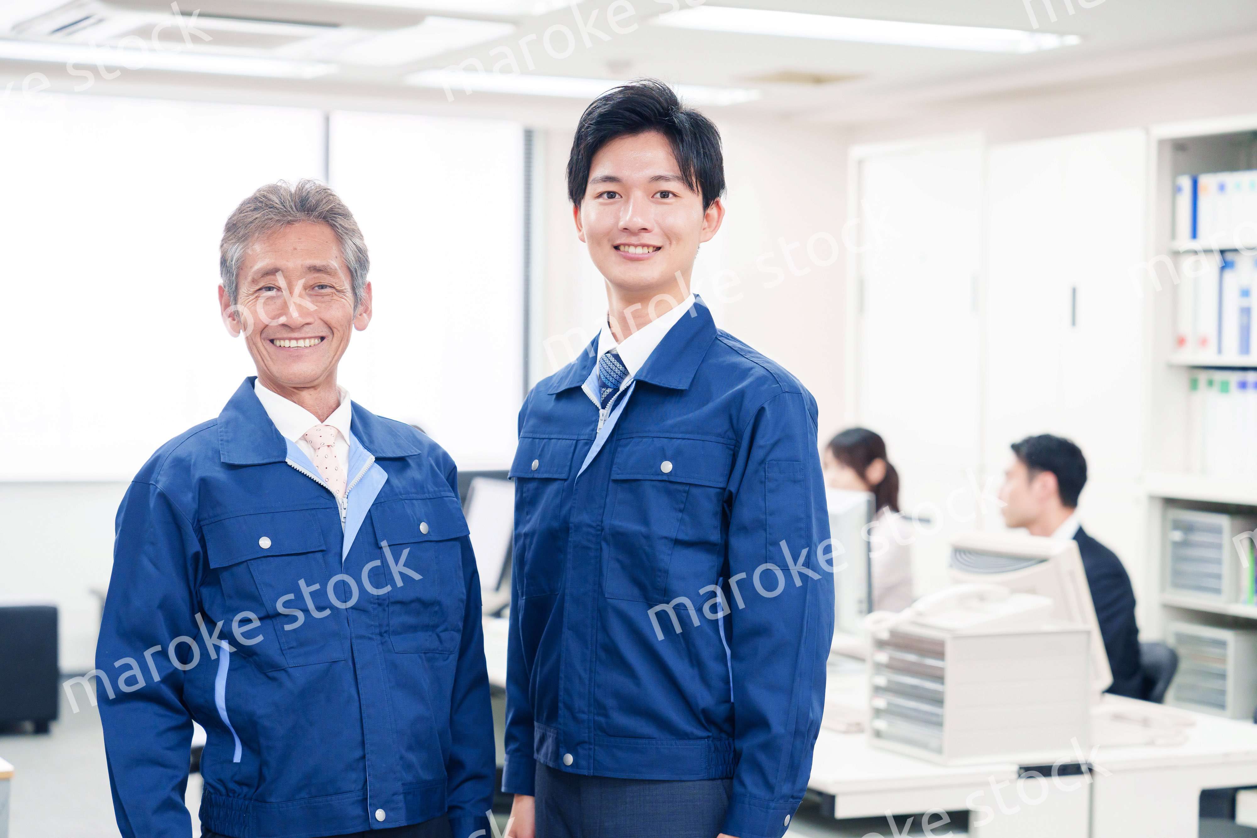 オフィスビルのメンテナンスをする作業服の担当者