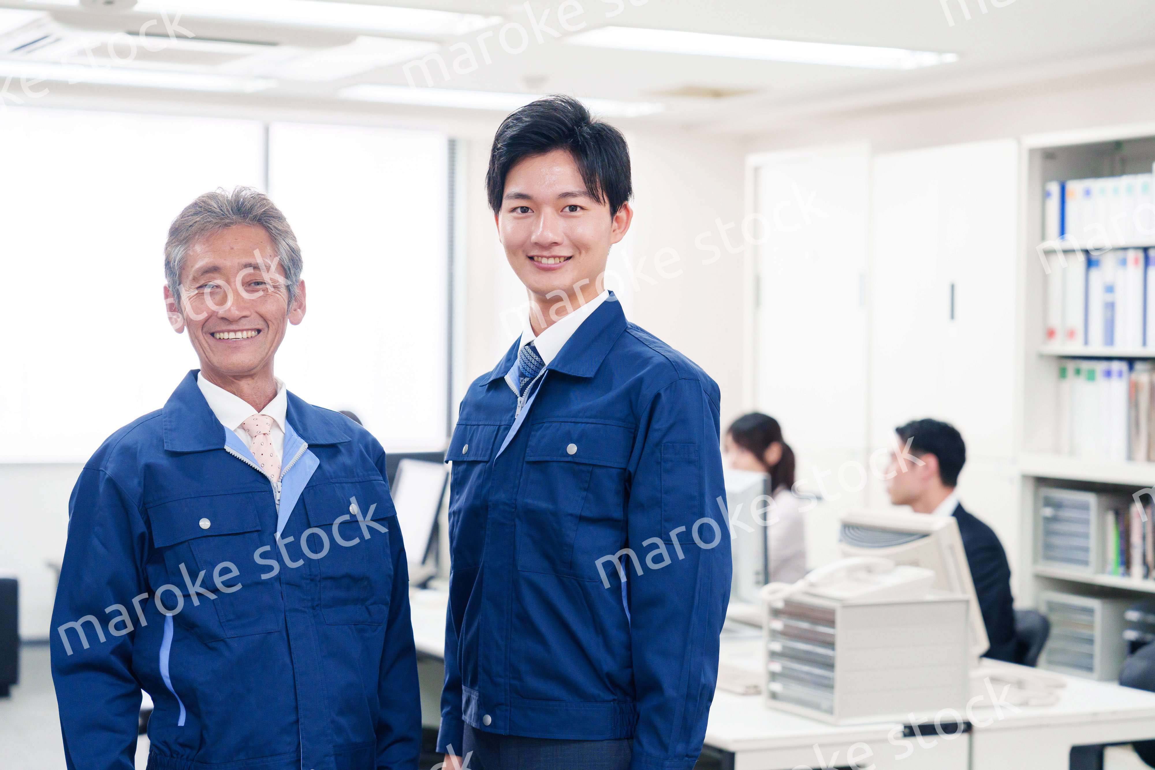 オフィスビルのメンテナンスをする作業服の担当者