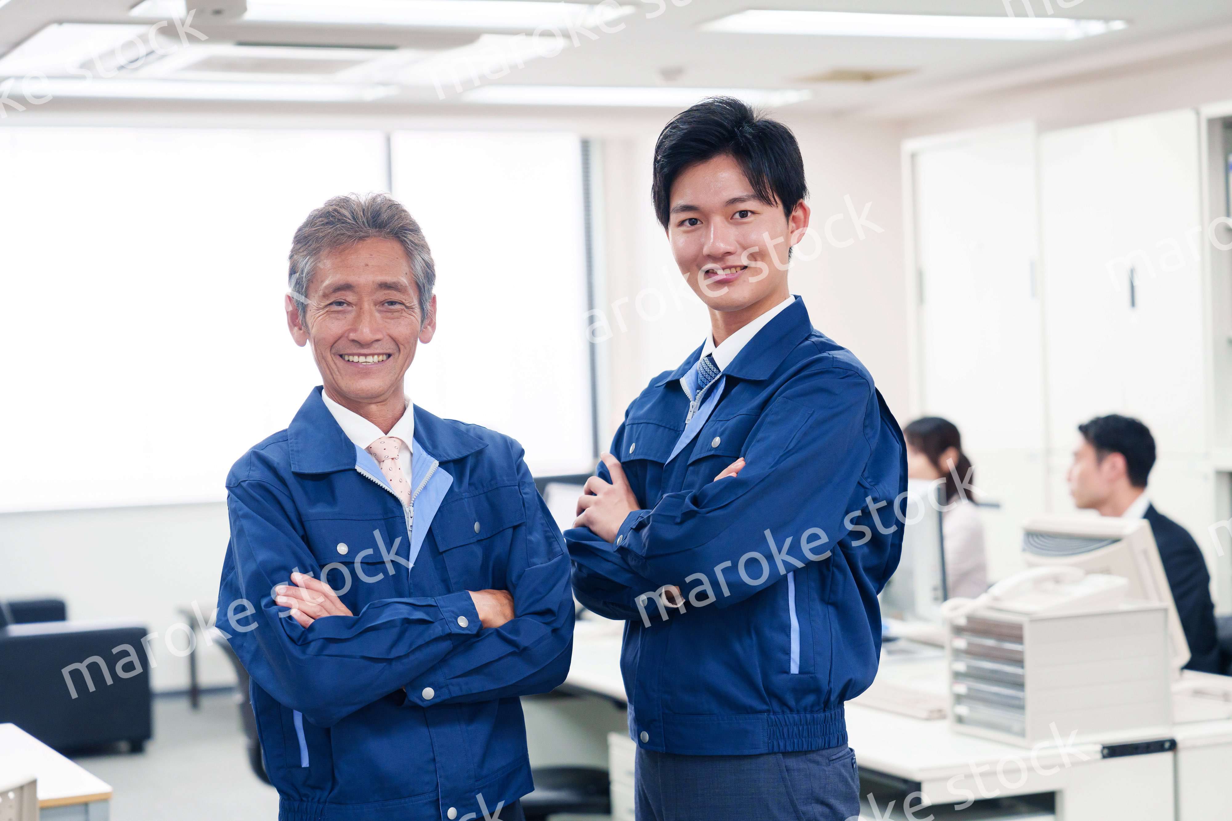 オフィスビルのメンテナンスをする作業服の担当者