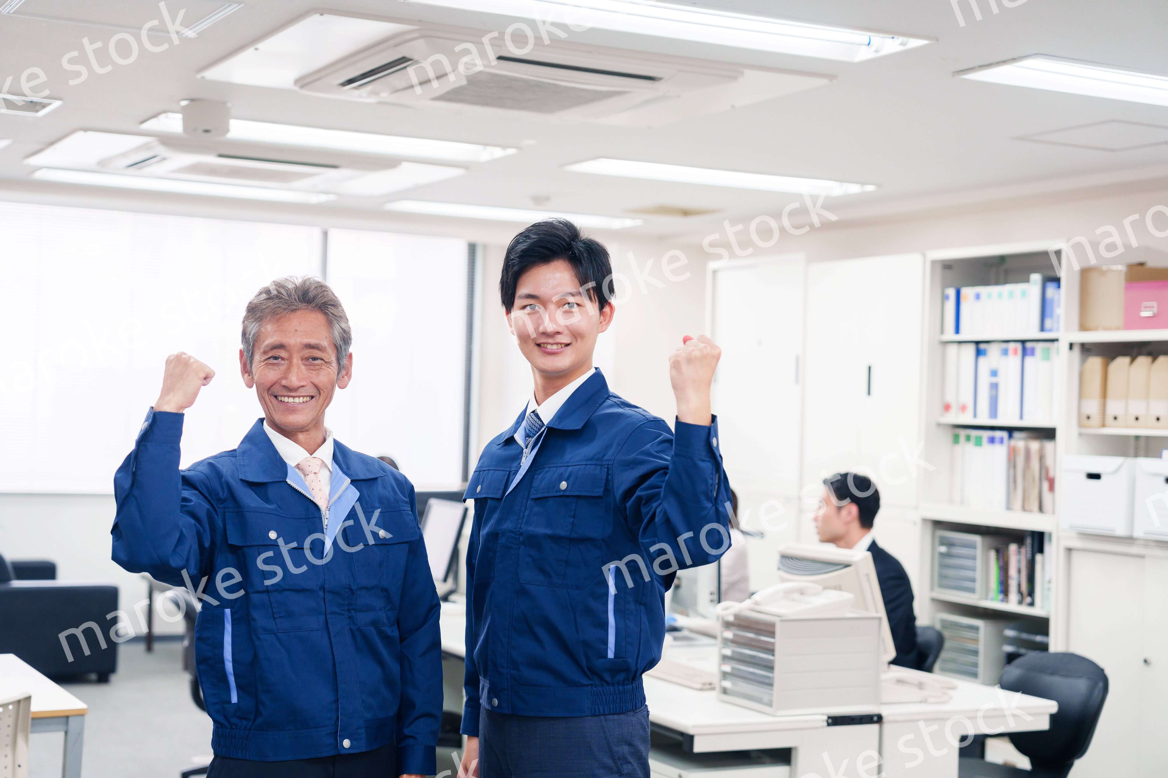 オフィスビルのメンテナンスをする作業服の担当者