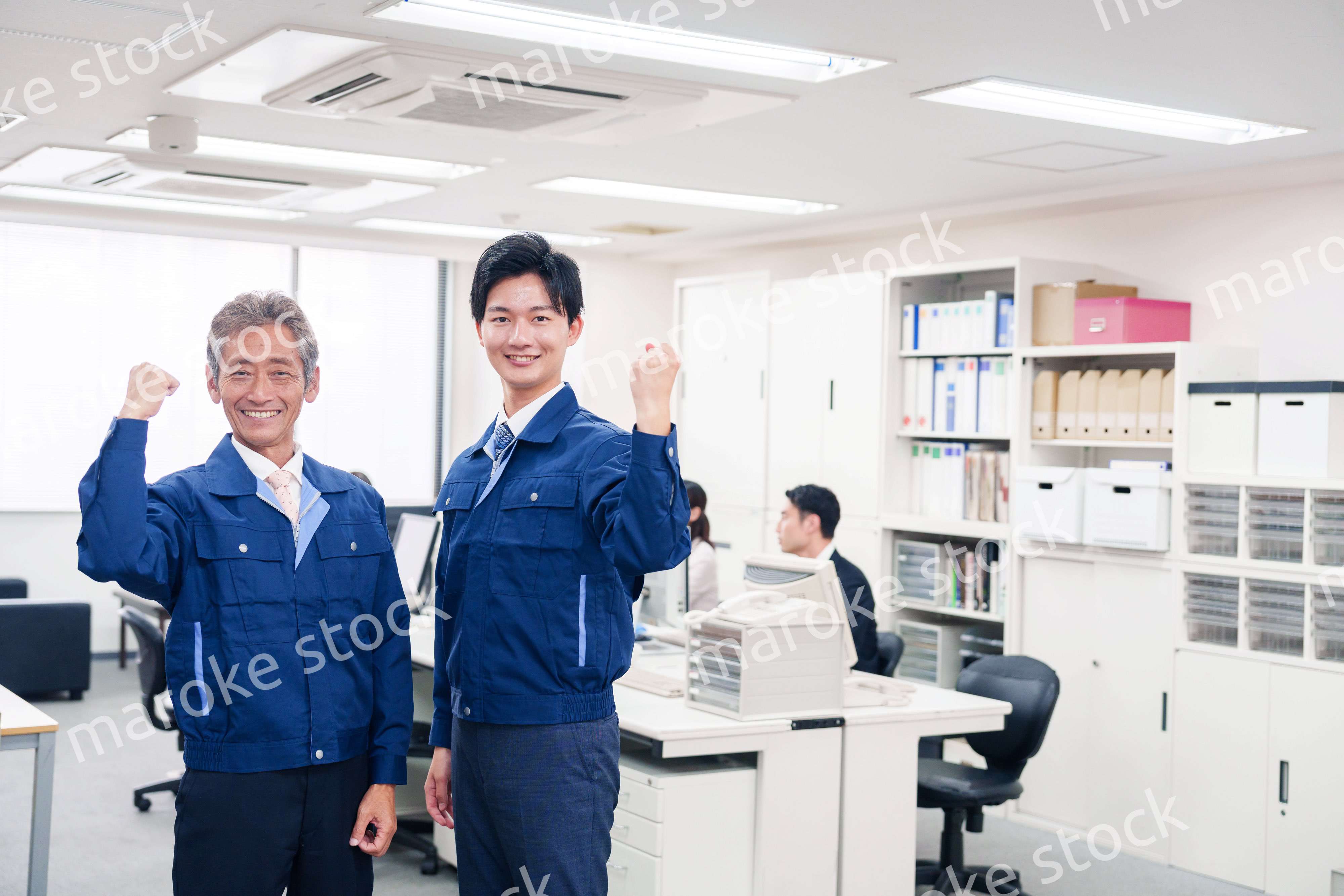 オフィスビルのメンテナンスをする作業服の担当者