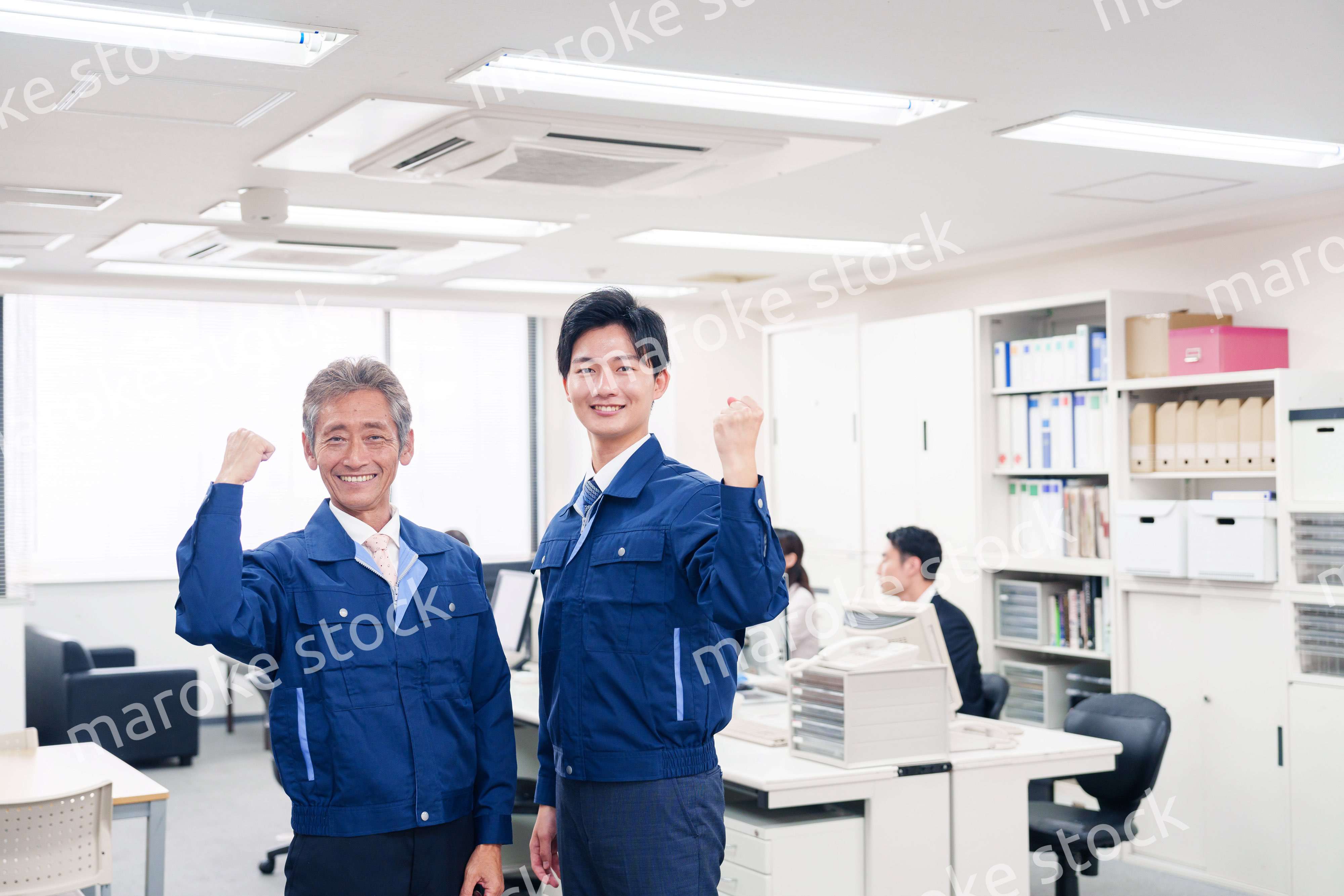 オフィスビルのメンテナンスをする作業服の担当者