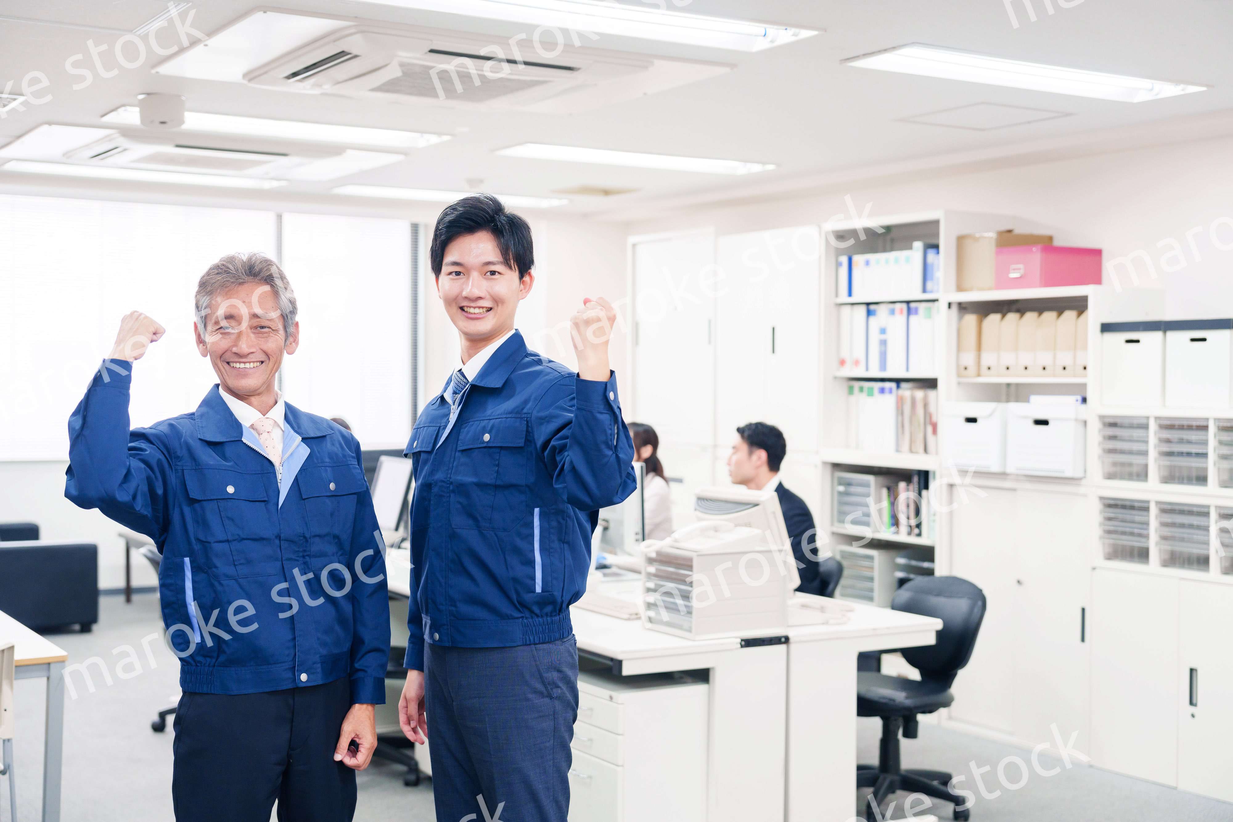 オフィスビルのメンテナンスをする作業服の担当者