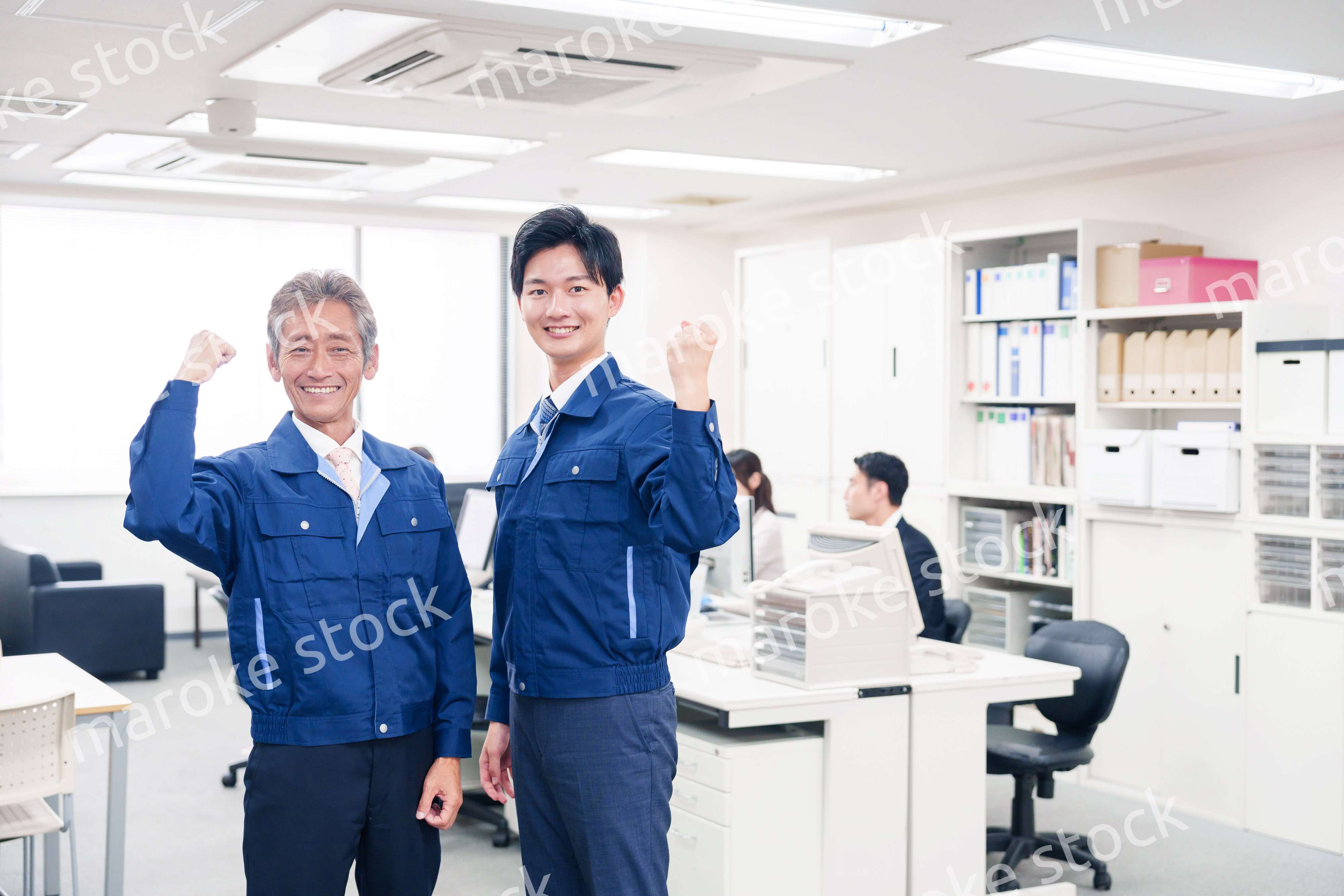 オフィスビルのメンテナンスをする作業服の担当者