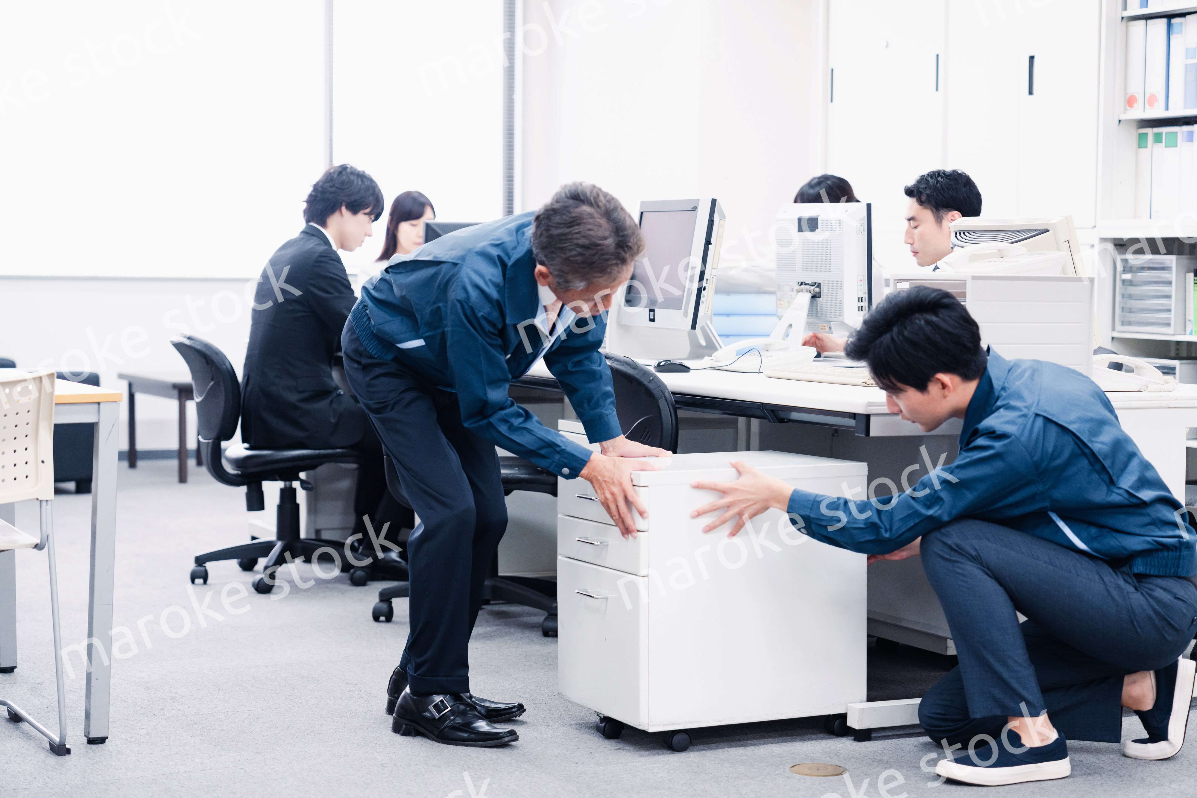 オフィス家具の運搬をする作業スタッフ