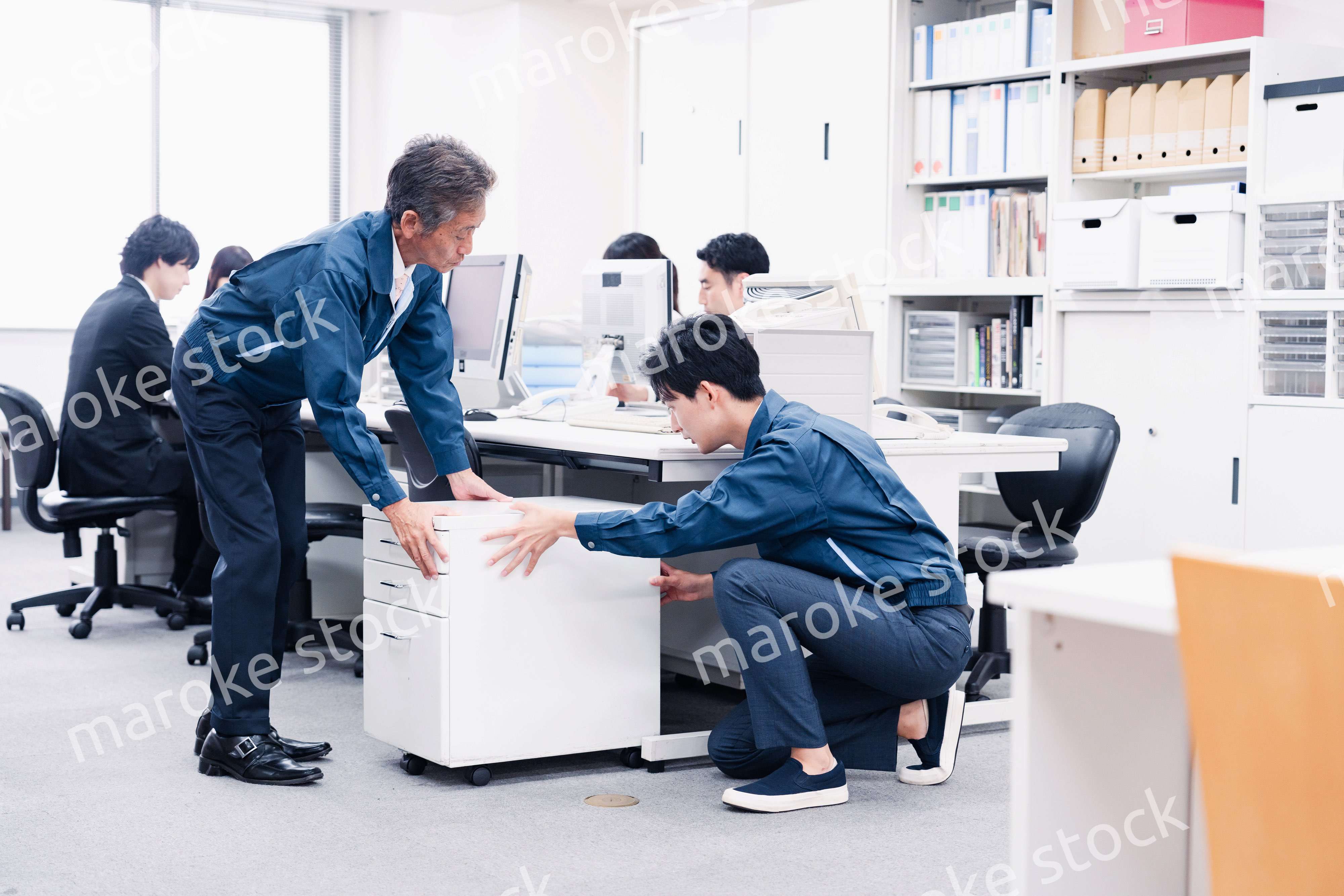 オフィス家具の運搬をする作業スタッフ