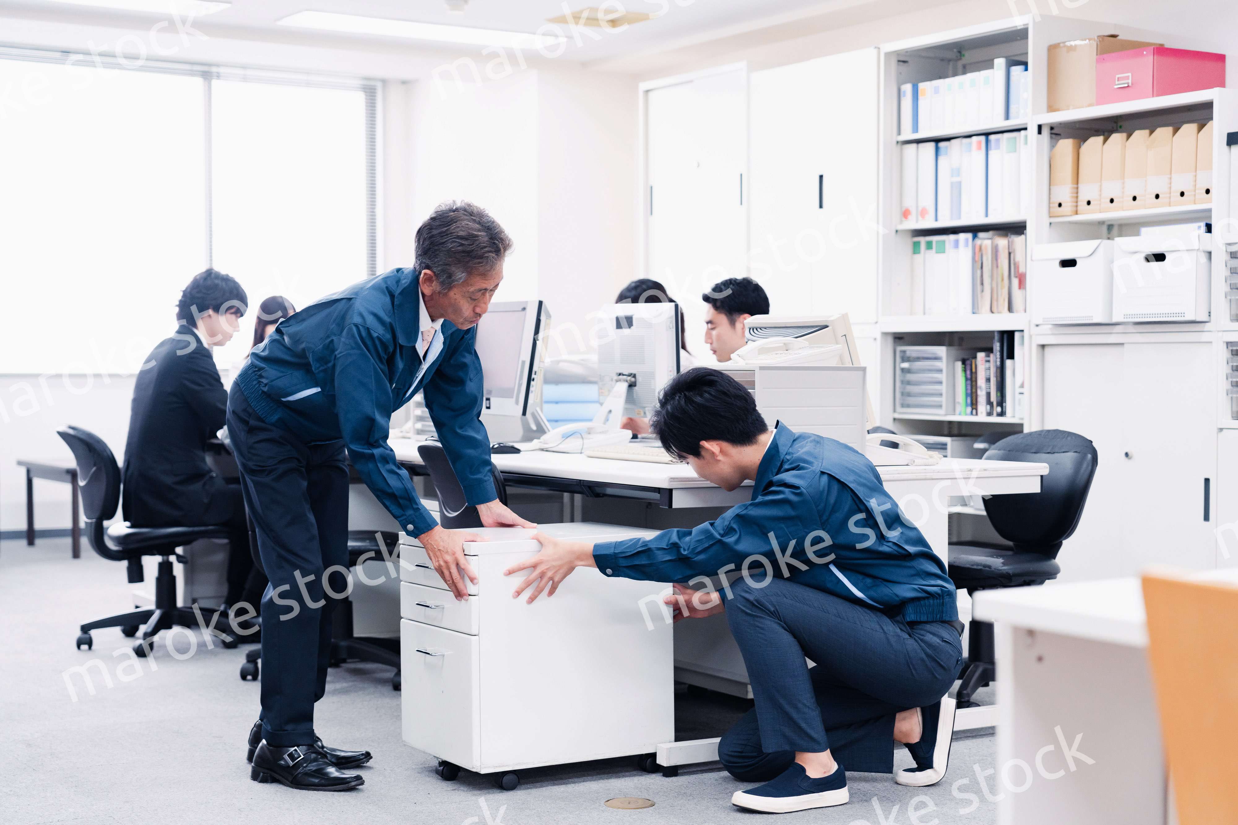 オフィス家具の運搬をする作業スタッフ