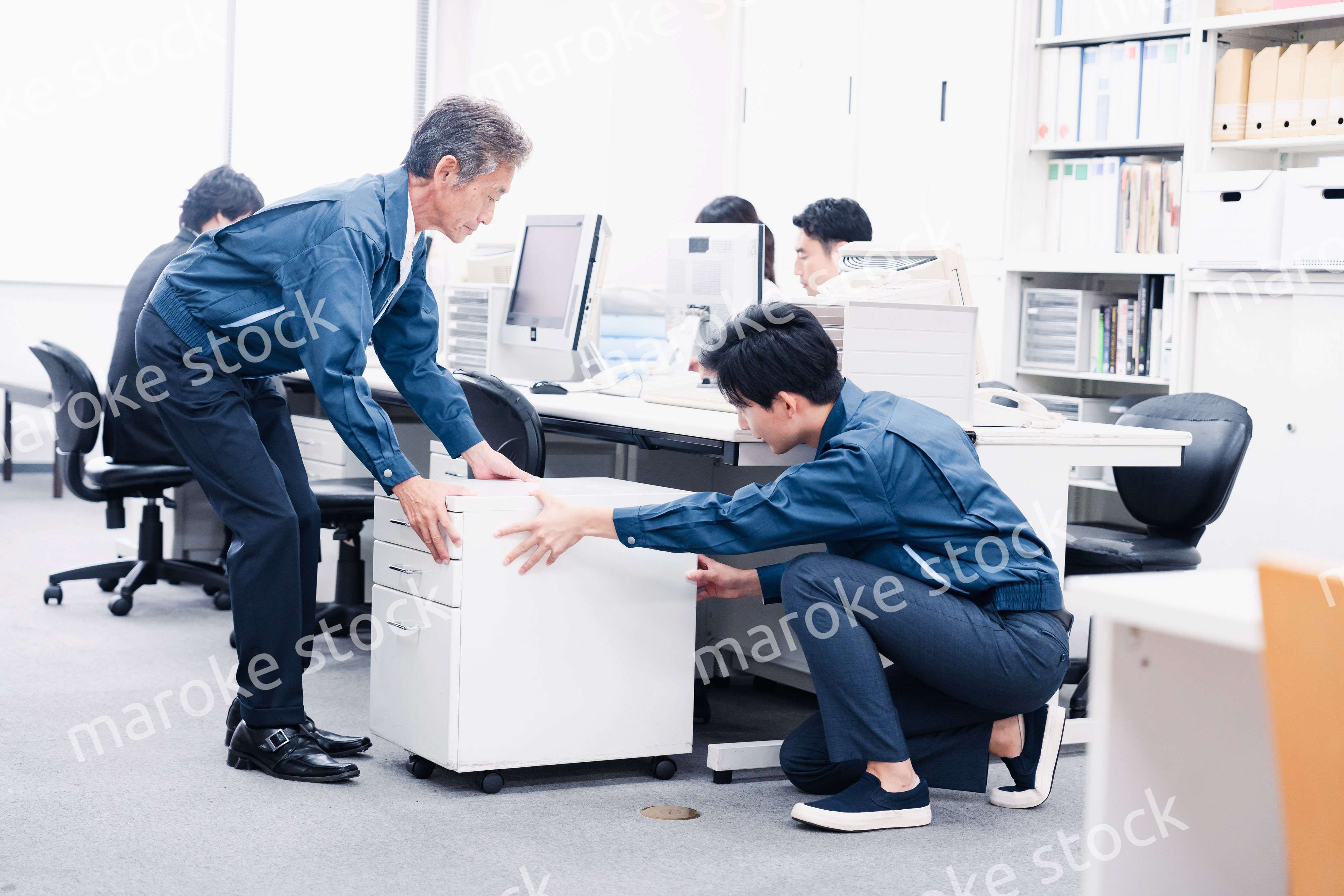 オフィス家具の運搬をする作業スタッフ