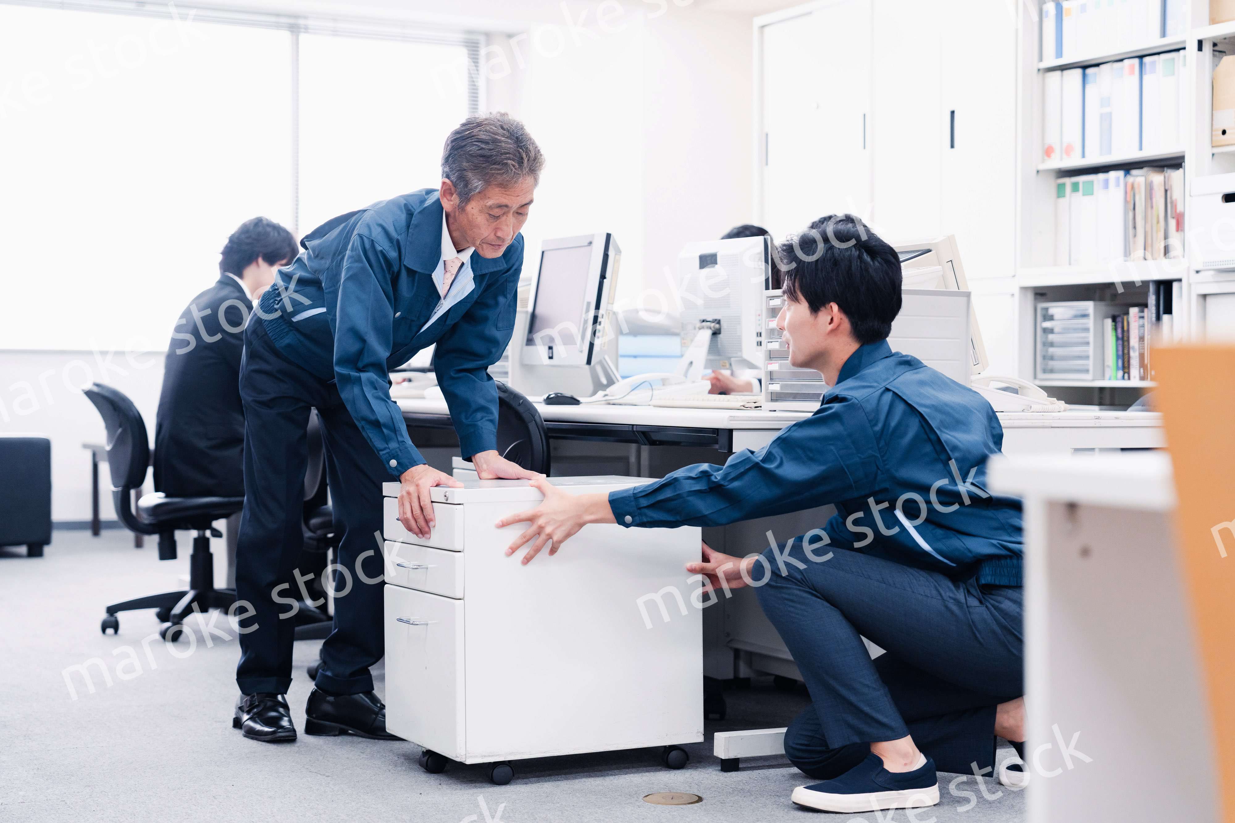 オフィス家具の運搬をする作業スタッフ