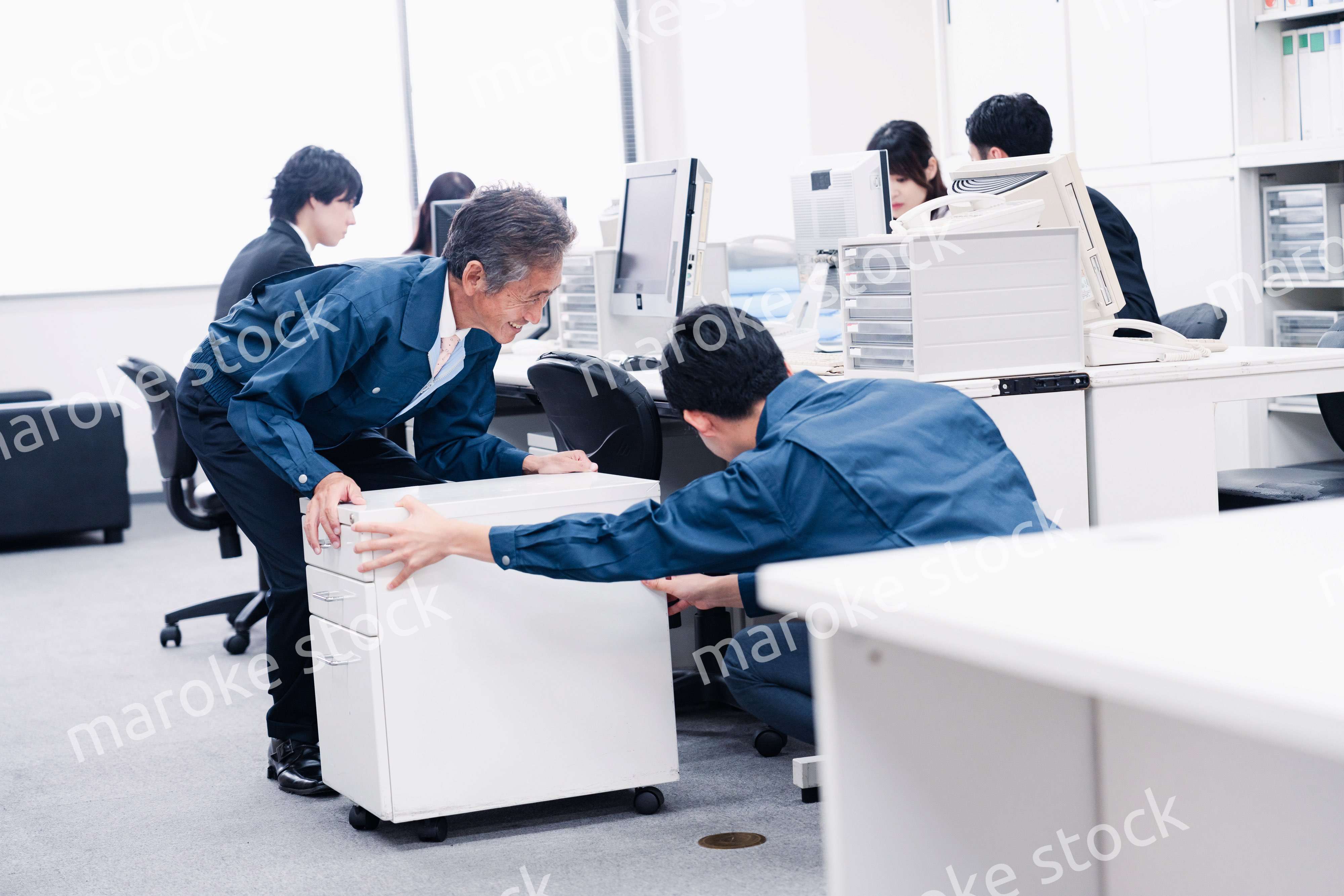 オフィス家具の運搬をする作業スタッフ