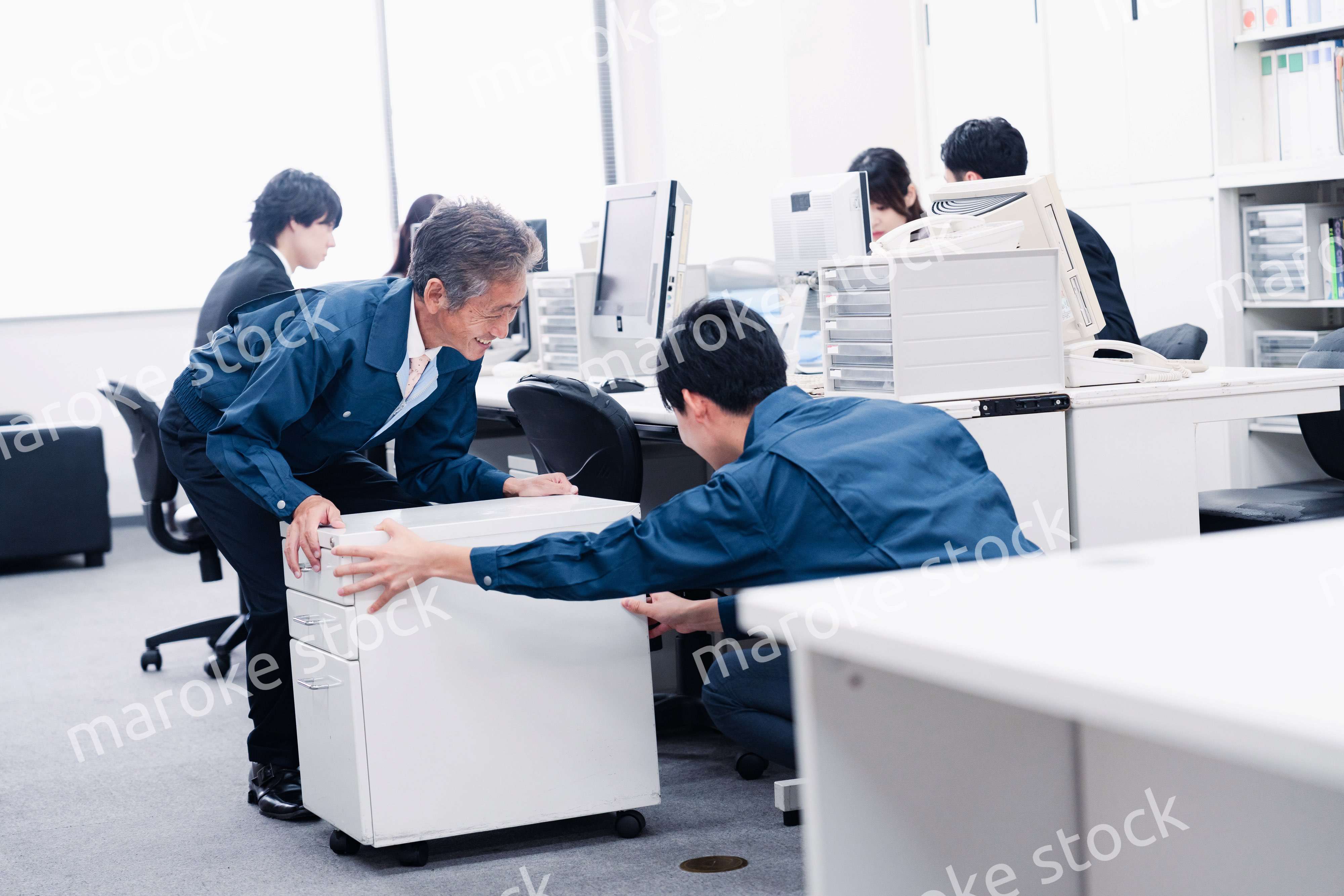 オフィス家具の運搬をする作業スタッフ
