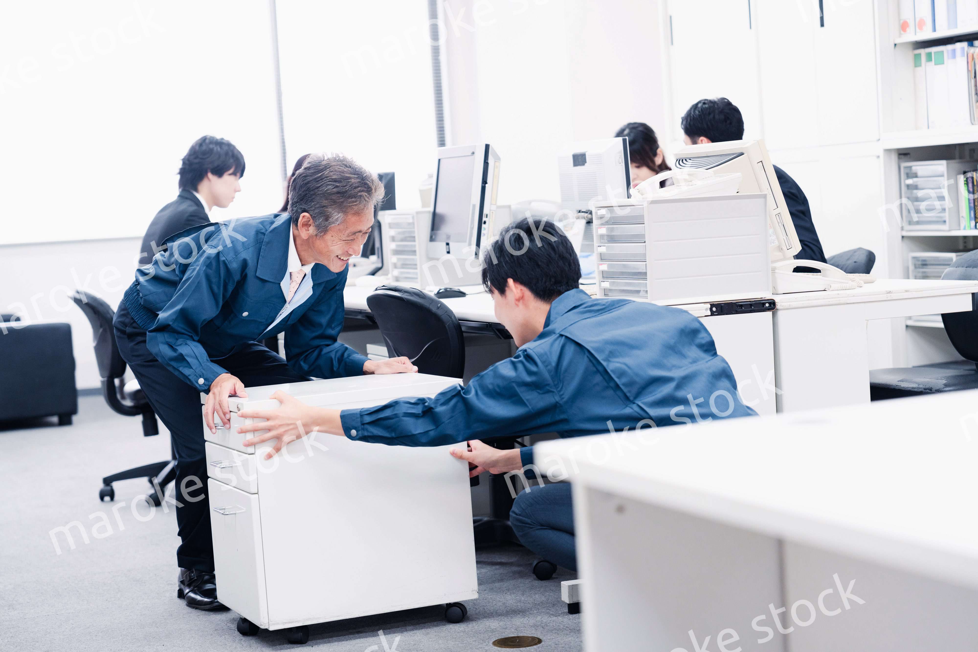 オフィス家具の運搬をする作業スタッフ
