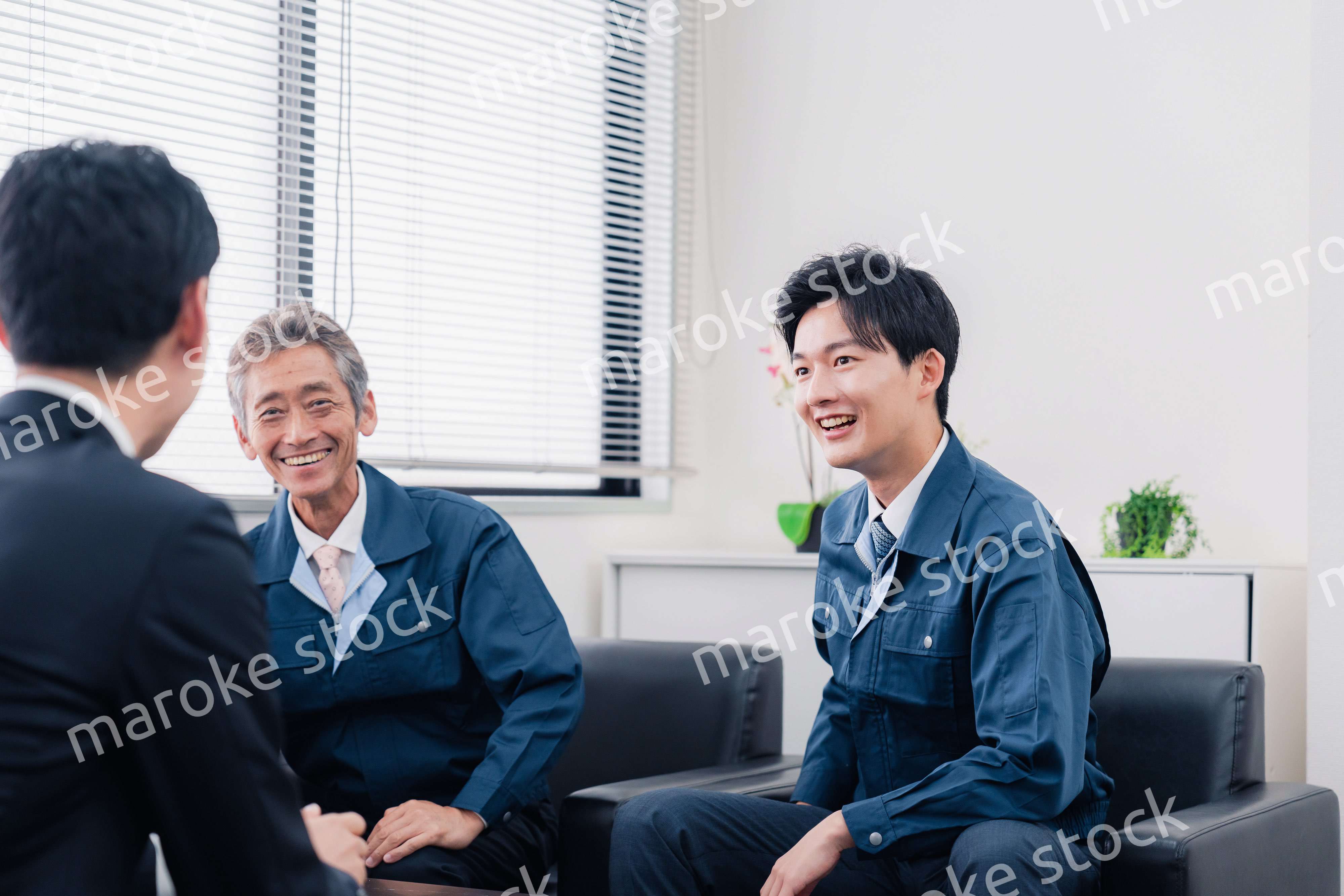 商談をする作業服のビジネスマン